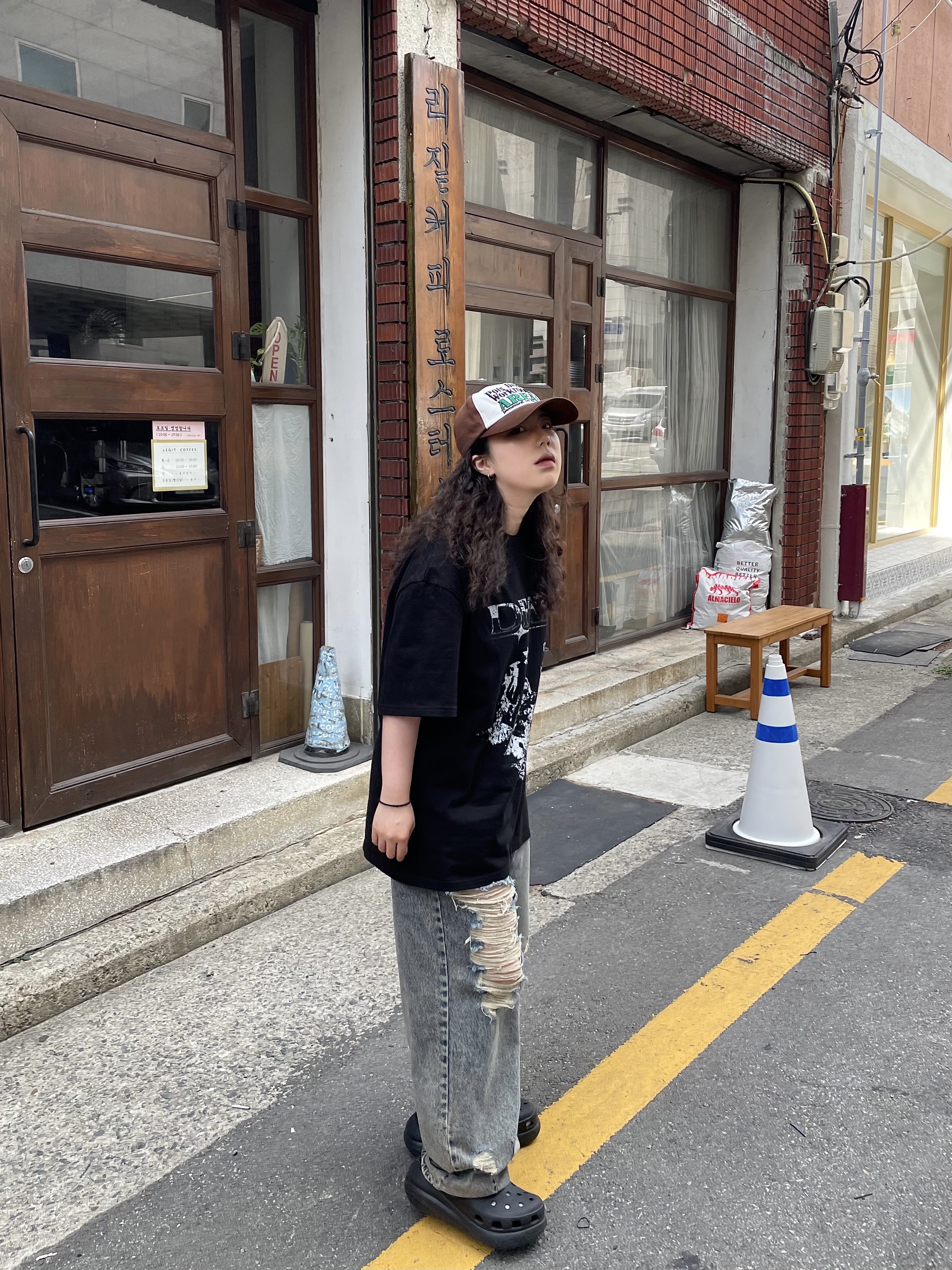 Crocs Classic Crush Clog Black 착용 스타일 - 2