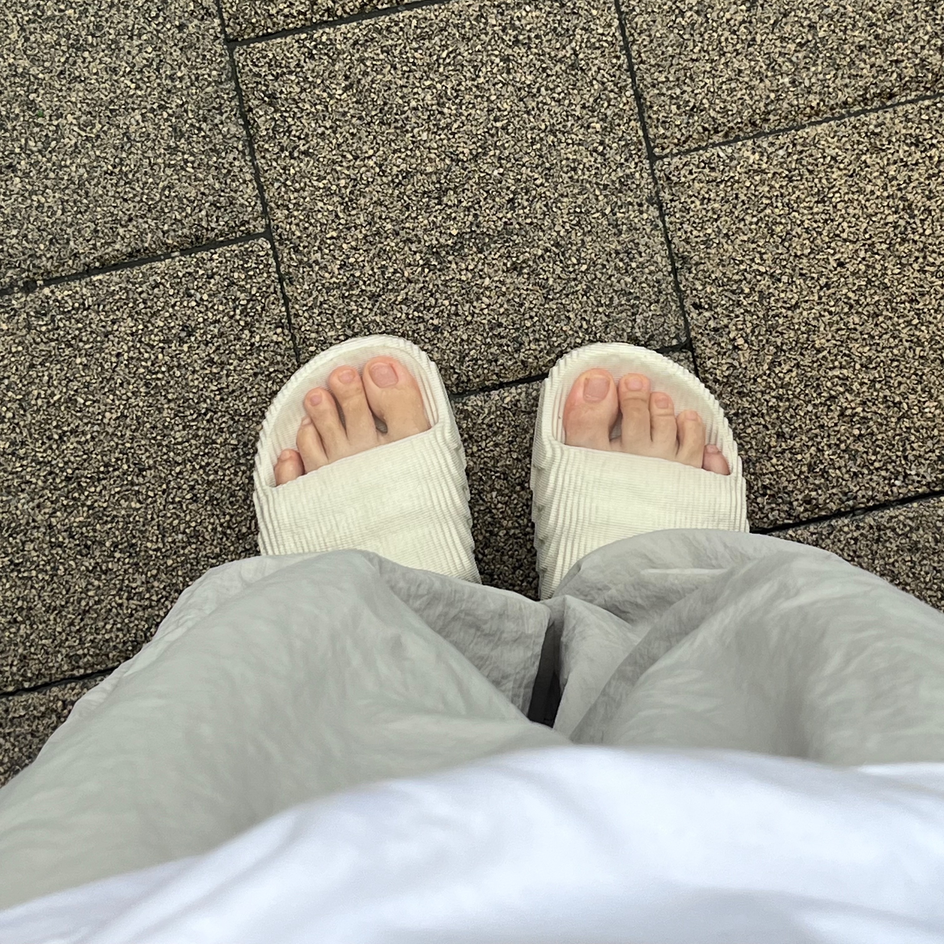 Adidas Adilette 22 Aluminium 착용 스타일