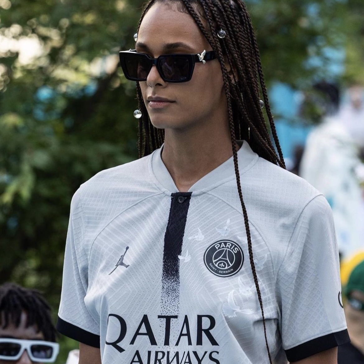 Jordan x Paris Saint-Germain x 3.Paradis 2022/23 Dri-Fit Stadium Away Jersey Light Smoke Grey 착용 스타일 - 3