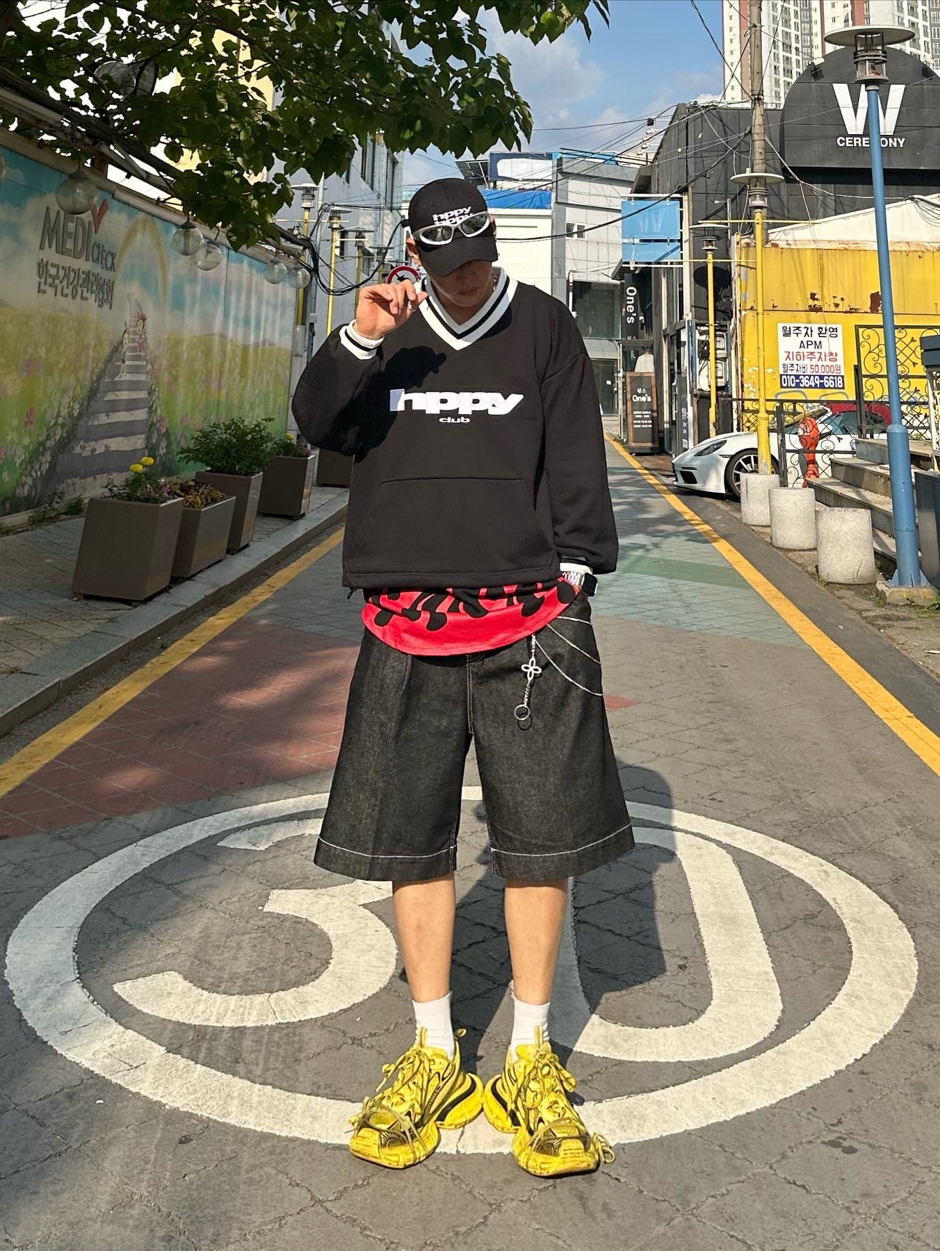 Balenciaga 3XL Sneakers Yellow Black, Balenciaga Swift Oval Sunglasses Silver 착용 스타일 - 2