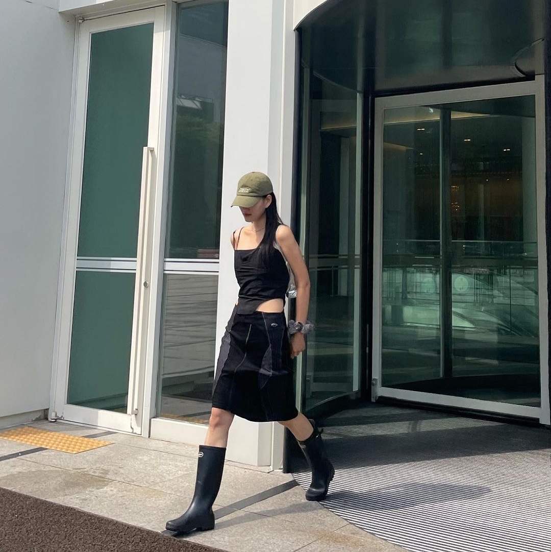 Art of Field Unbalanced Midi Skirt Black, Art of Field Unbalanced Midi Skirt Light Gray 착용 스타일 - 2