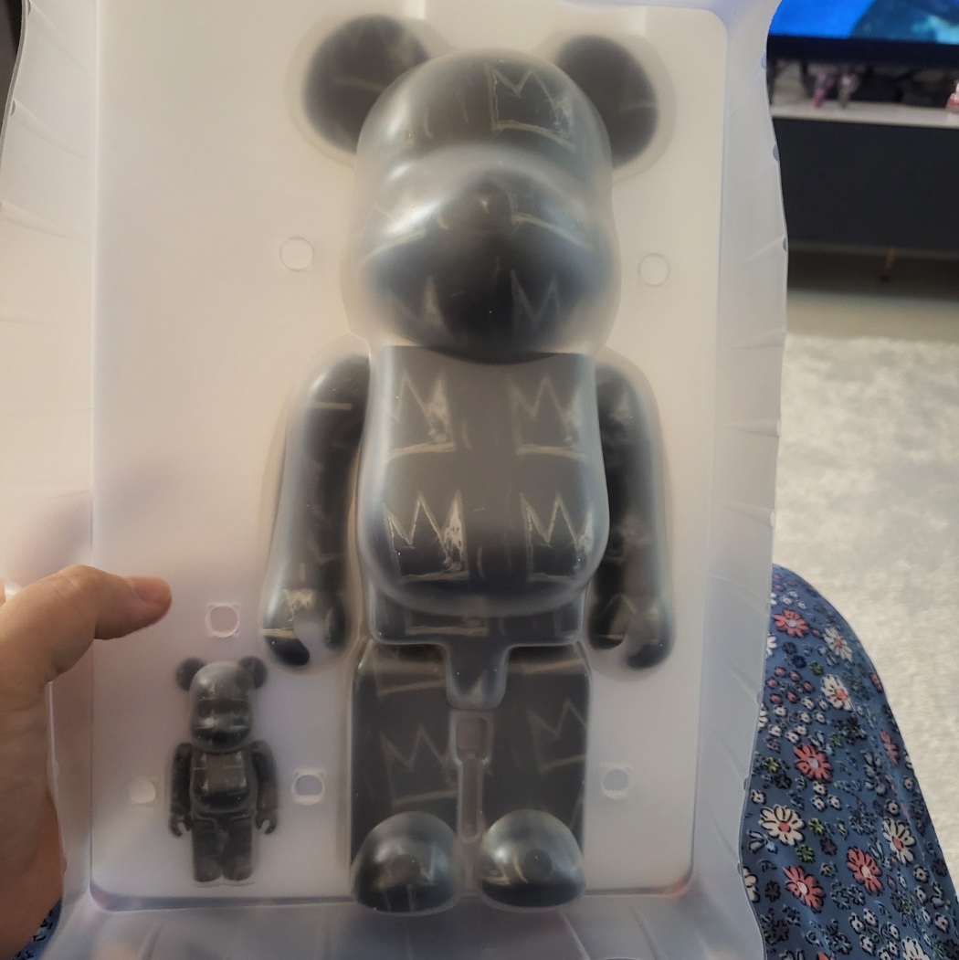Bearbrick Jean-Michel Basquiat #8 100% & 400% Set 착용 스타일