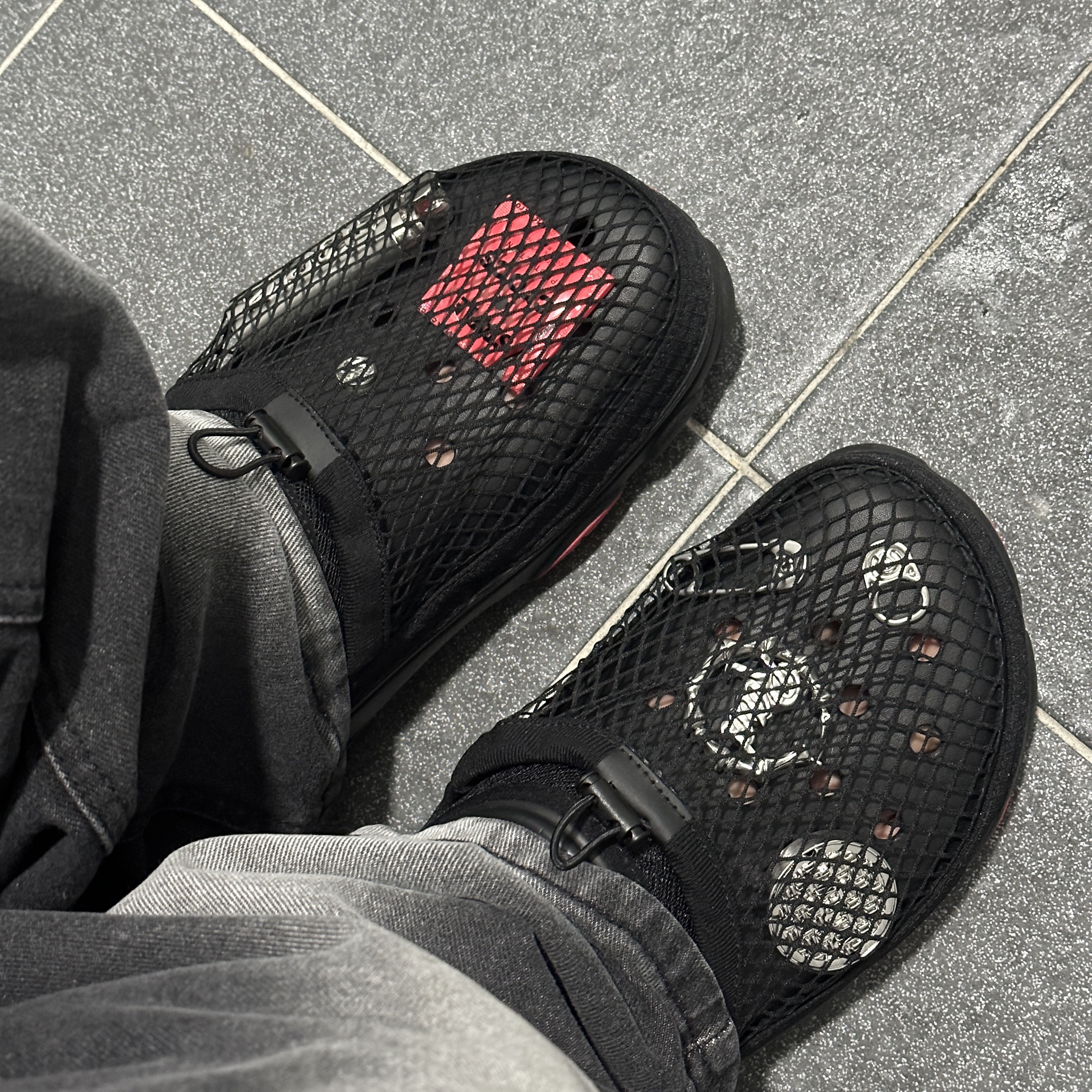 Crocs x Staple Classic All Terrain Clog Black 착용 스타일
