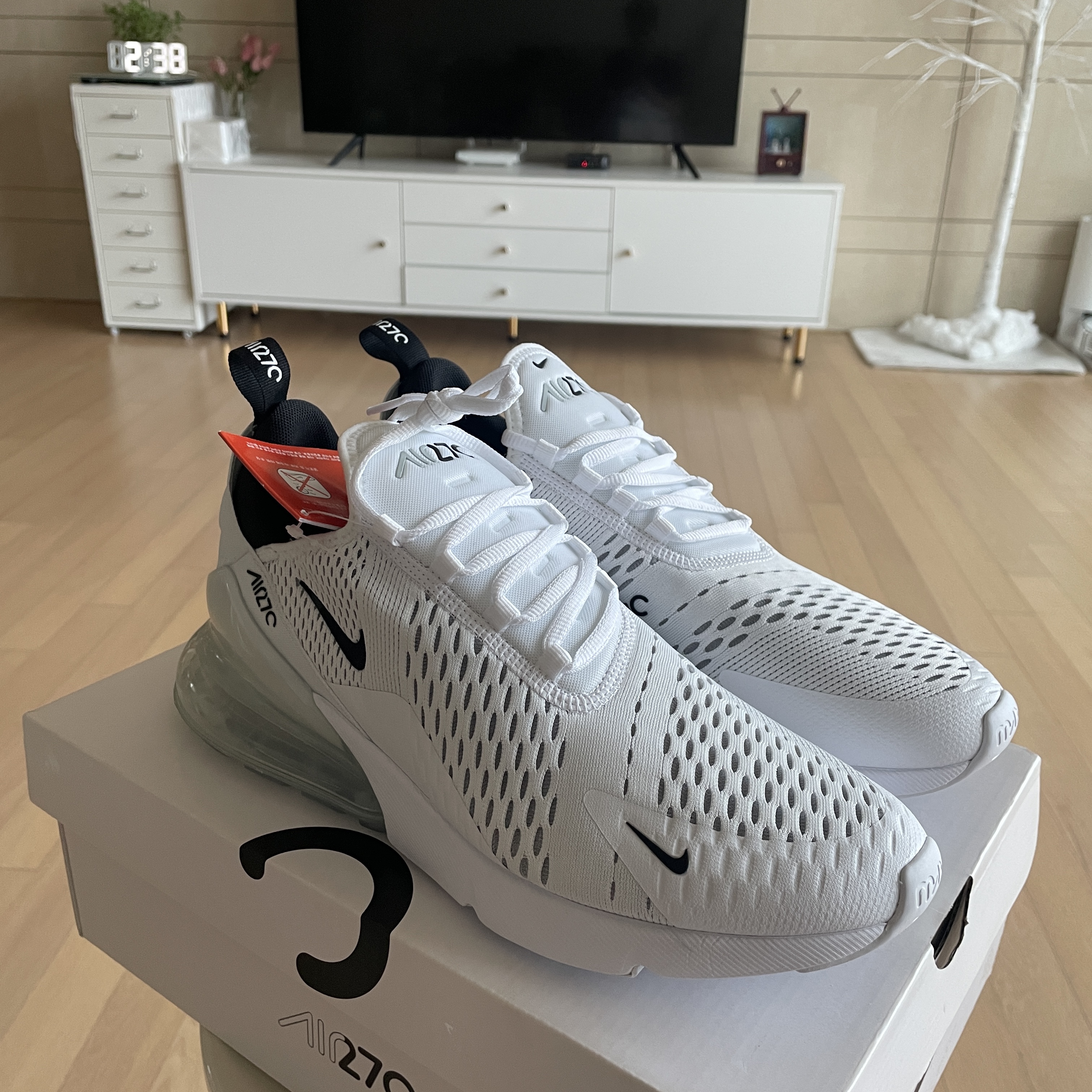 Nike Air Max 270 White Black 착용 스타일 - 1