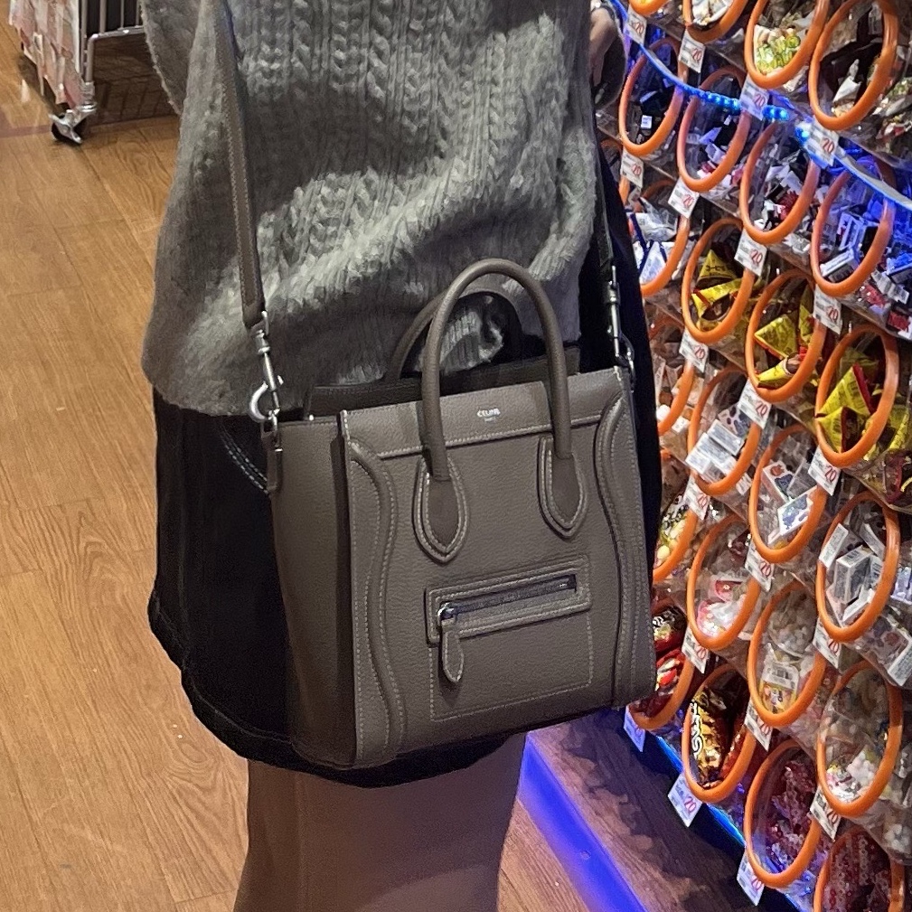 Celine Nano Luggage Bag in Drummed Calfskin Souris 착용 스타일 - 2