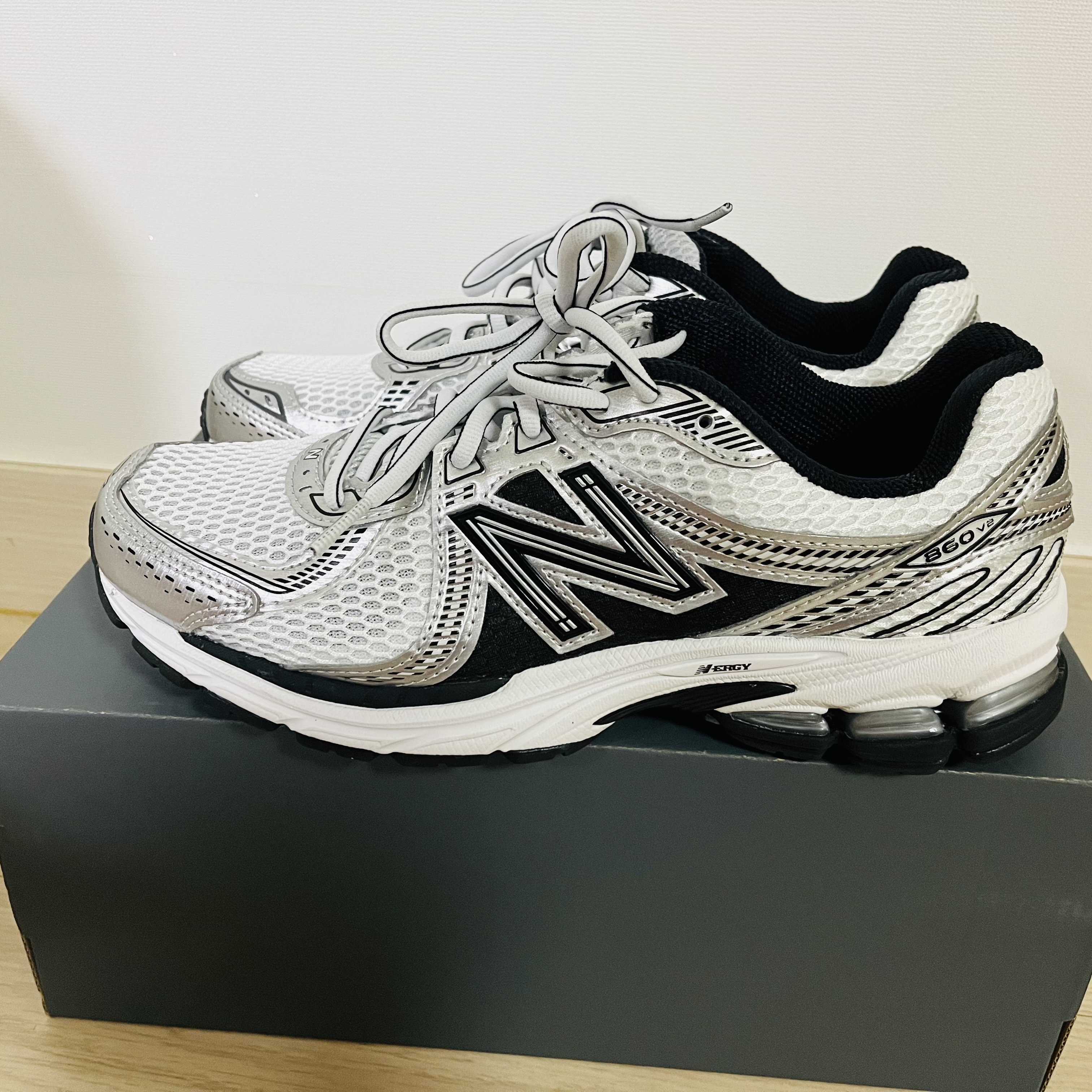 New Balance 860v2 White Black 착용 스타일 - 1