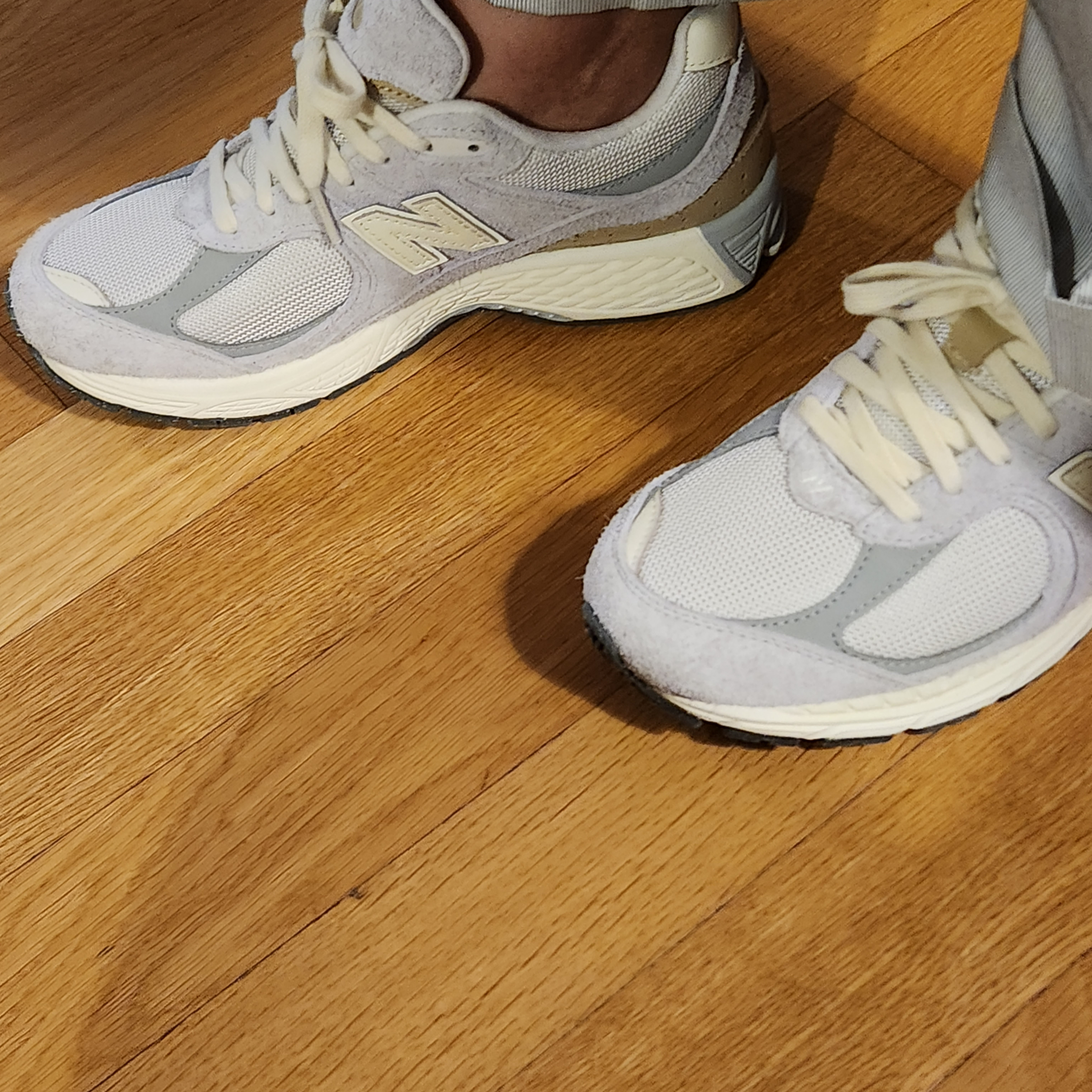 New Balance 2002R Rain Cloud Angora 착용 스타일 - 2