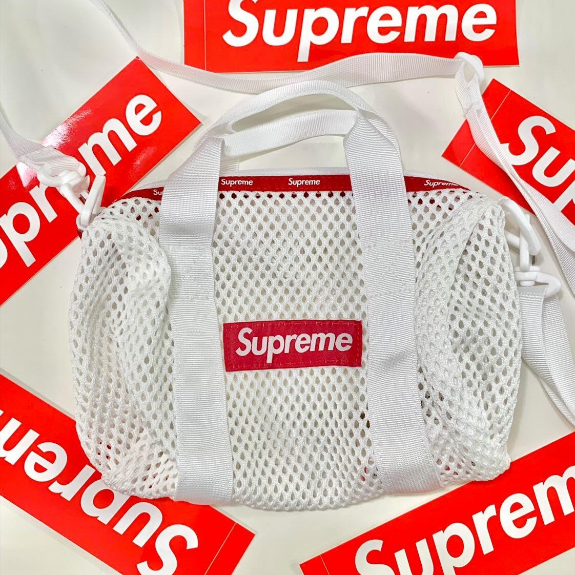 Supreme Mesh Mini Duffle Bag White - 23SS 착용 스타일