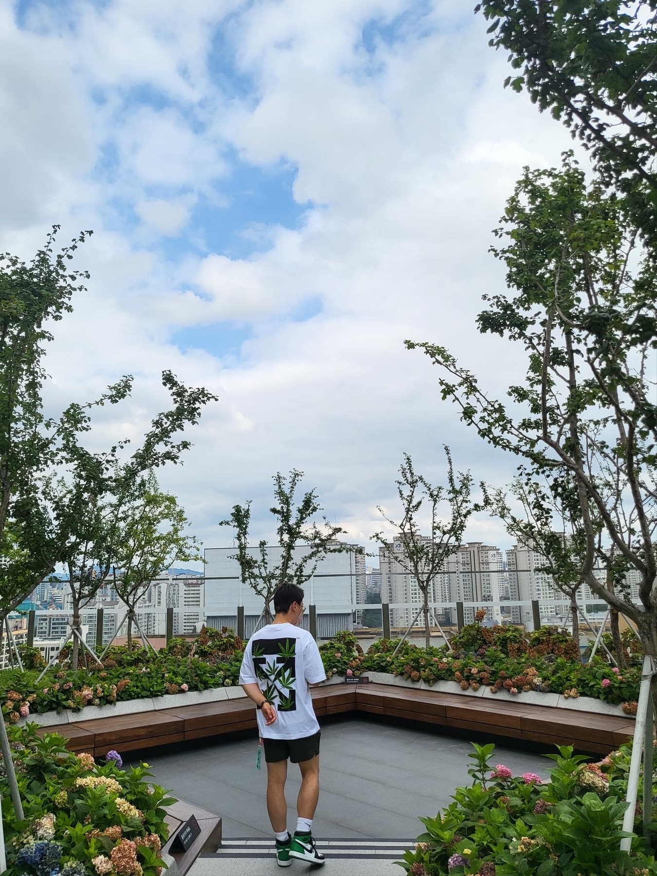 Off-White Weed Arrow Skate Over S/S T-Shirt White, Jordan 1 Retro High OG Black and Lucky Green 착용 스타일 - 2
