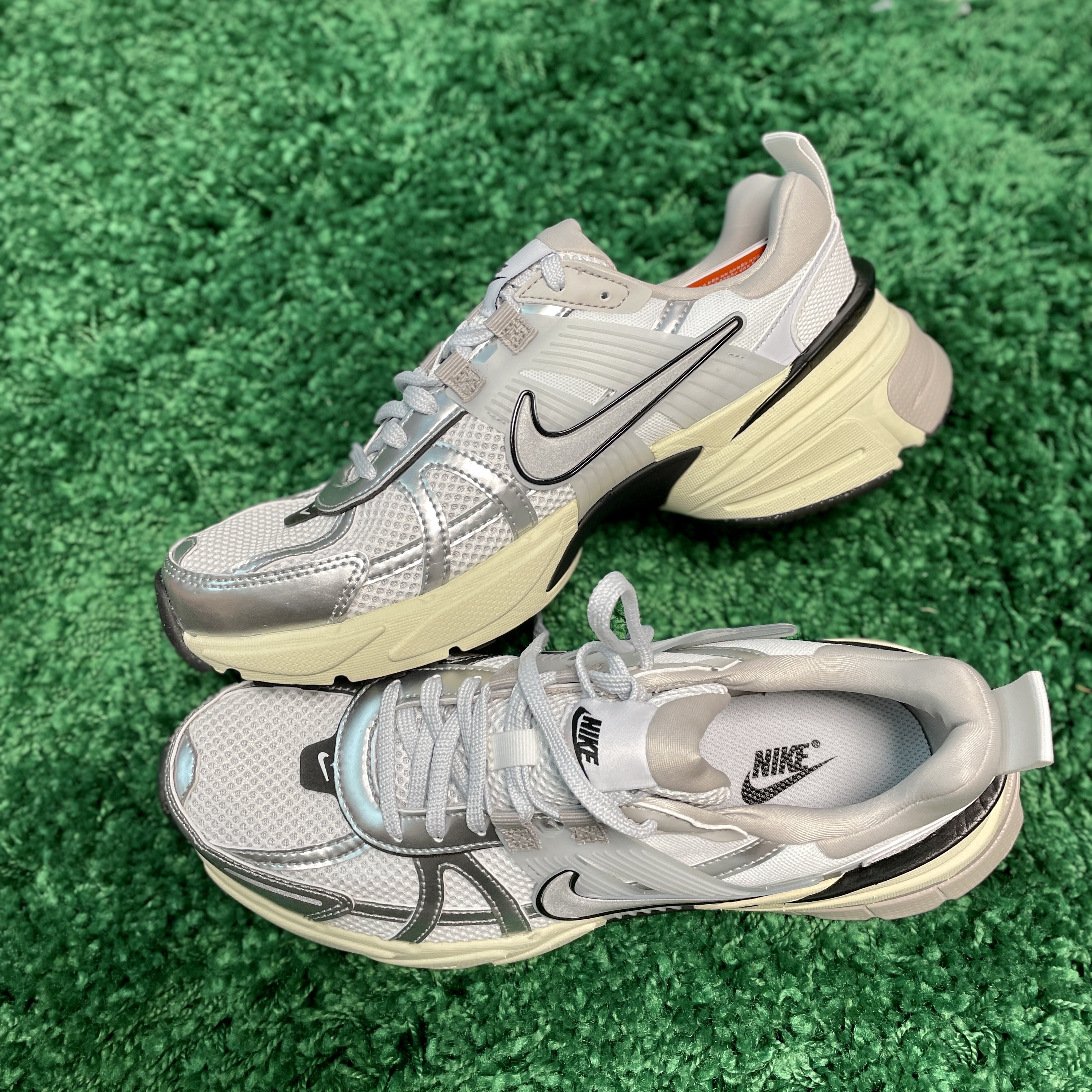 Nike V2K Run Summit White Metallic Silver 착용 스타일
