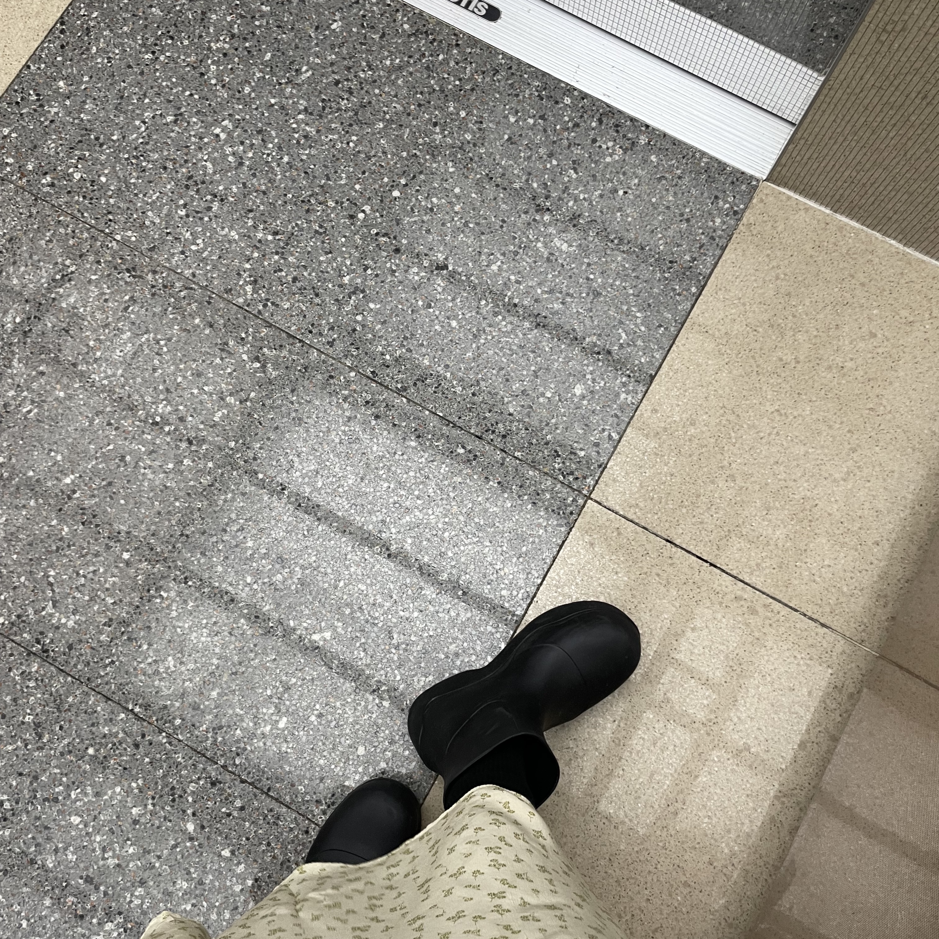 Bottega Veneta Puddle Lace-Up Ankle Boots Black 착용 스타일 - 1