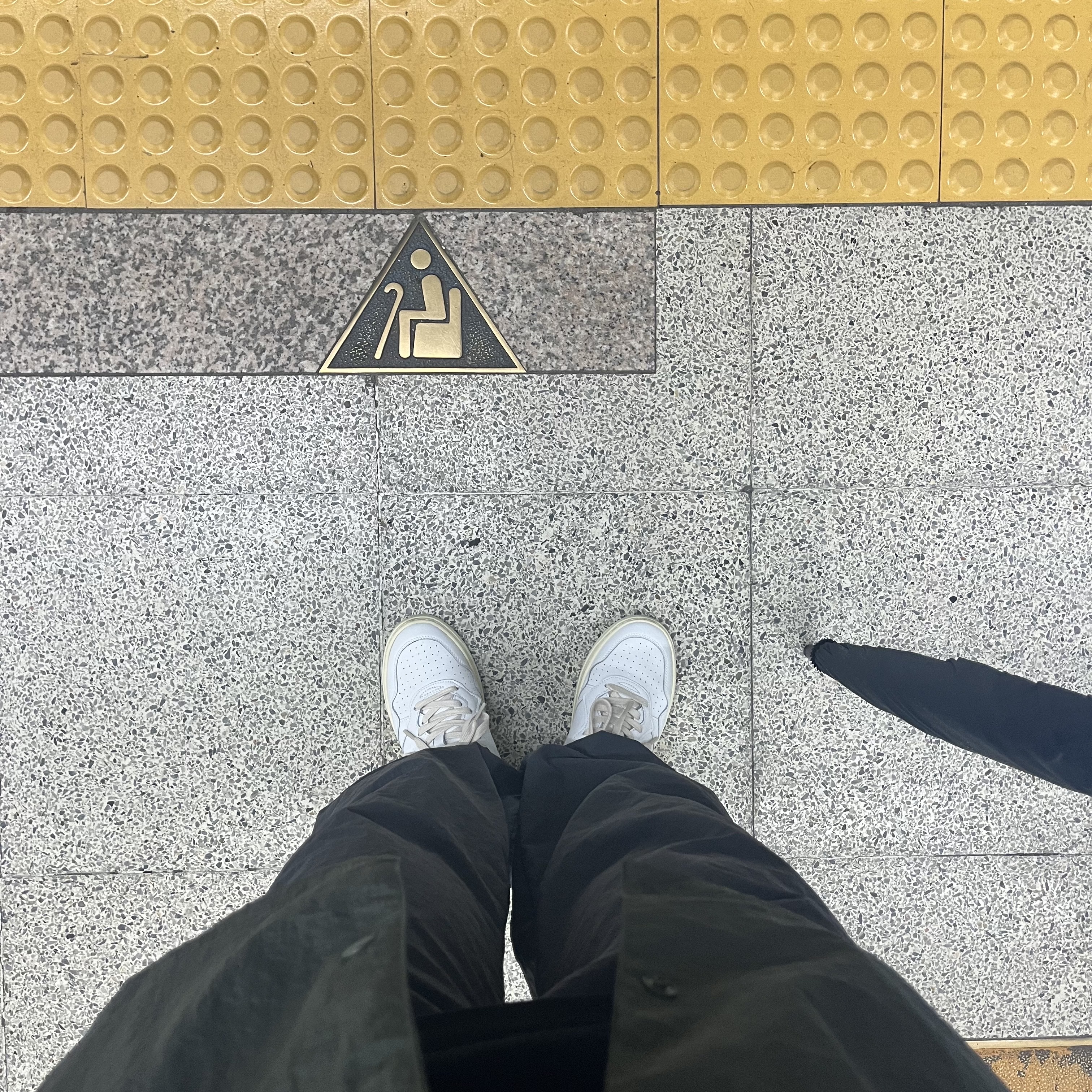 Autry Medalist Low Leather Sneakers White 착용 스타일