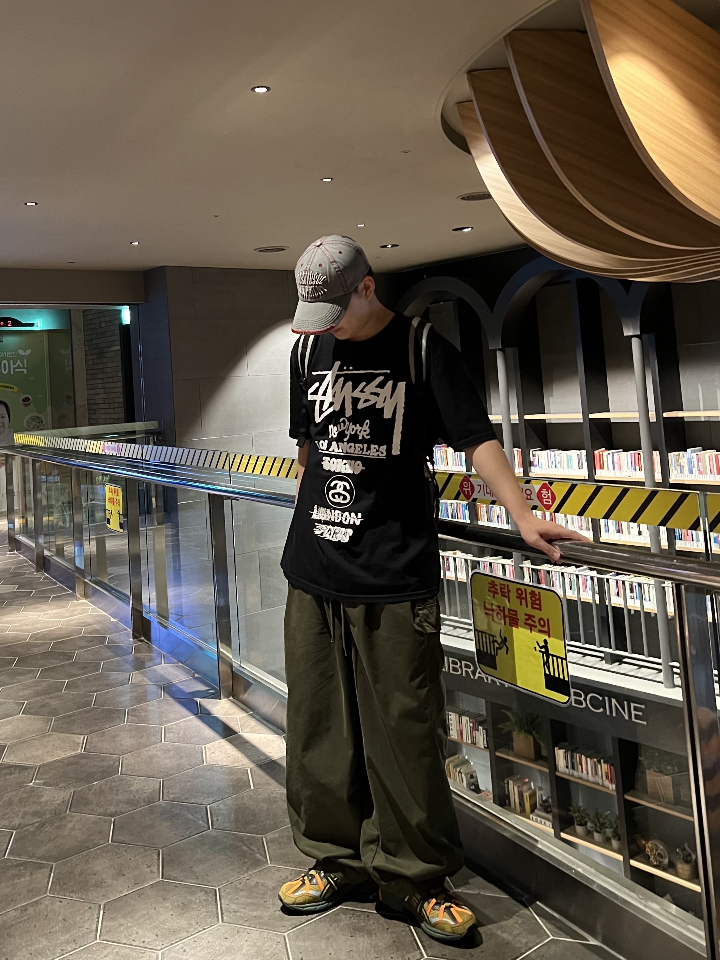 Asics x Andersson Bell Gel-Sonoma 15-50 Olive Oil Dark Brown, Stussy Tour T-Shirt Black 착용 스타일 - 1