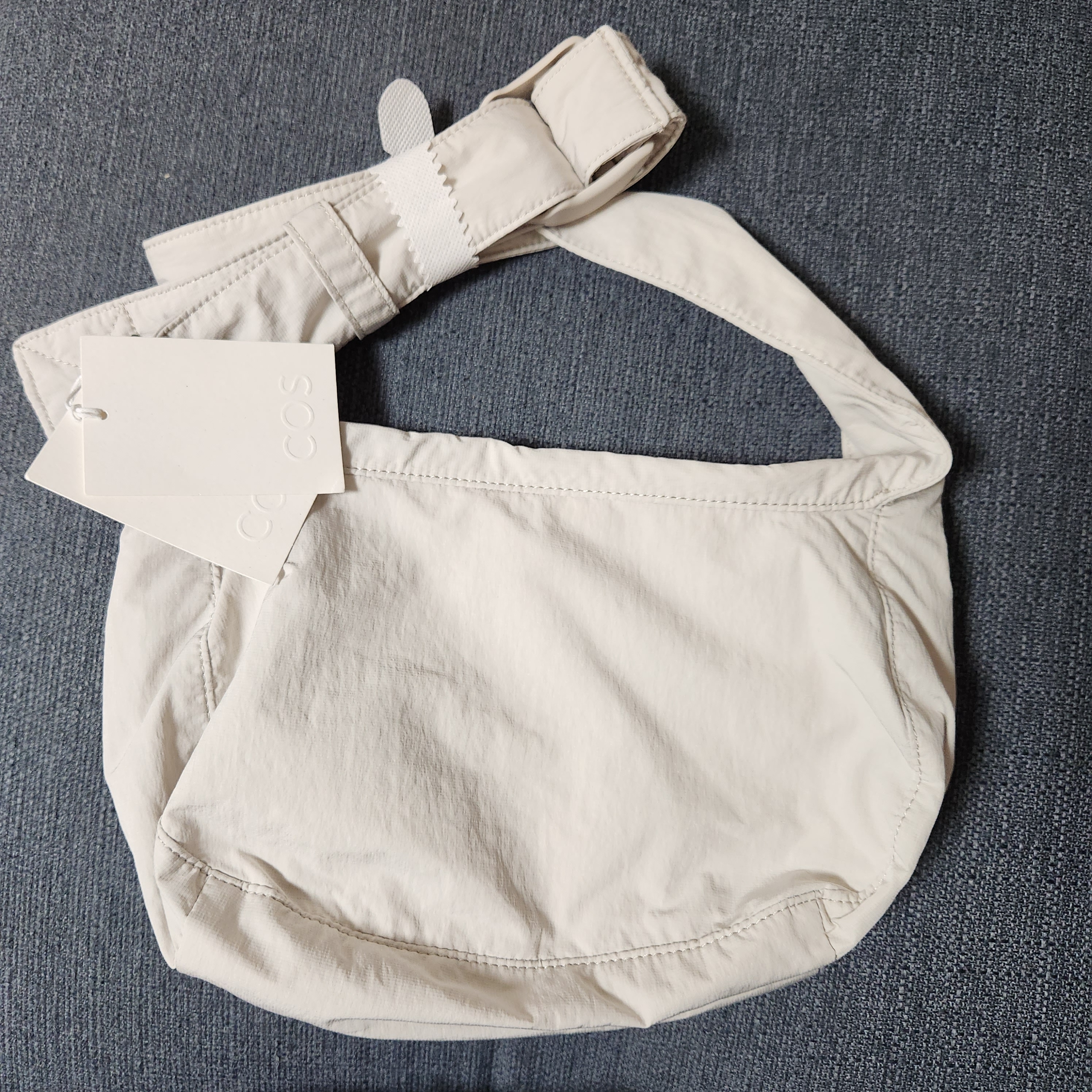 COS Nylon Crossbody Saddle Bag Light Grey Stone 착용 스타일