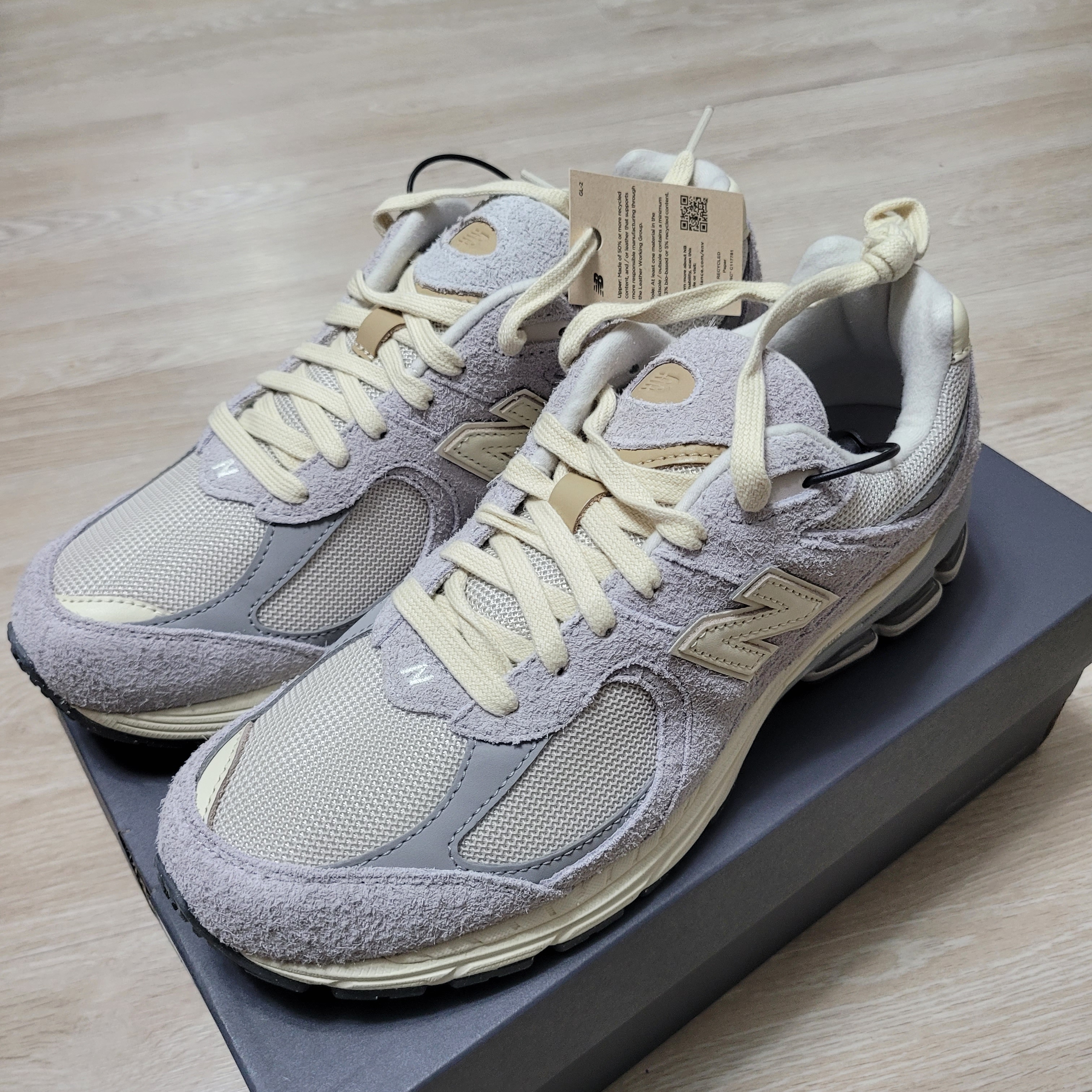 New Balance 2002R Rain Cloud Angora 착용 스타일 - 1