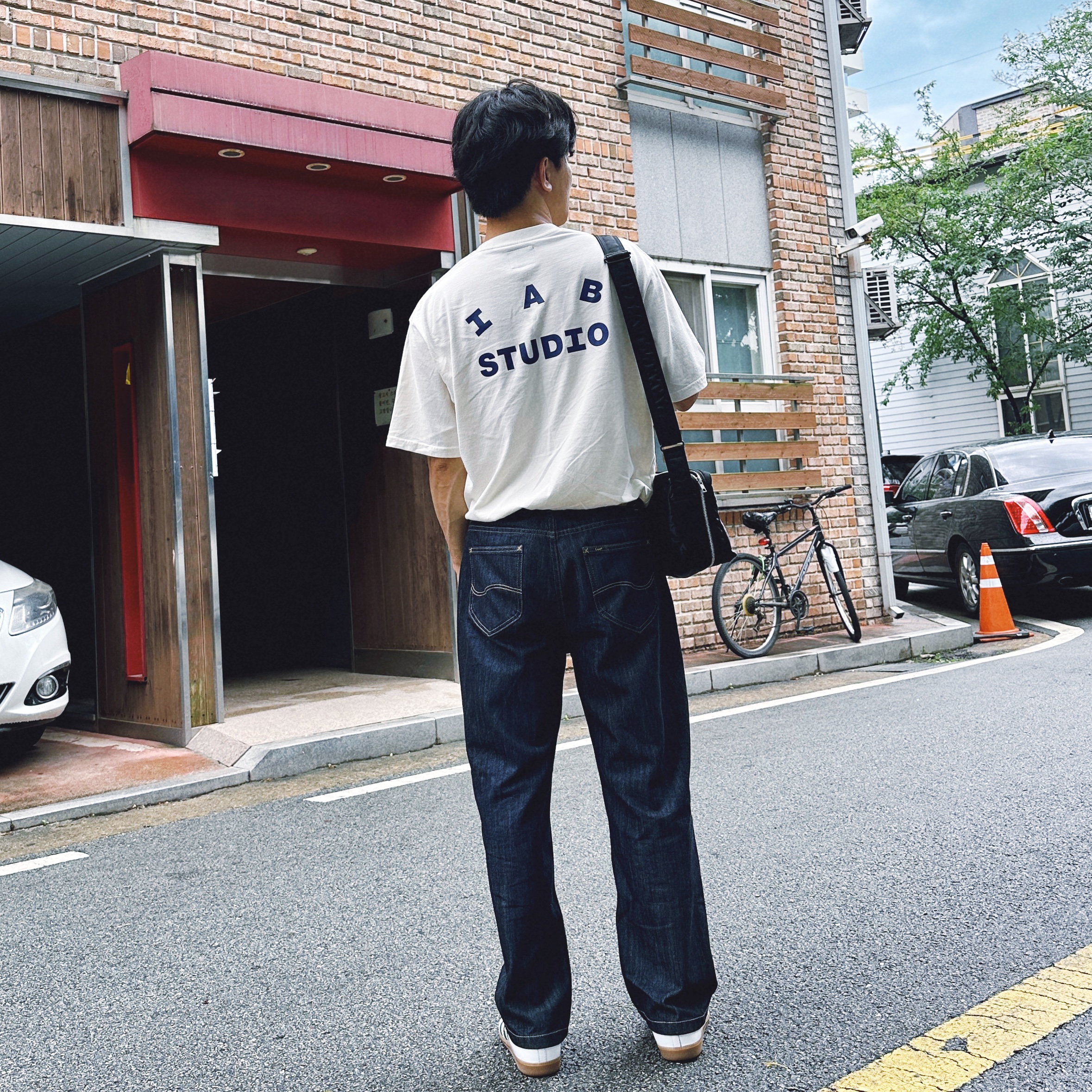 IAB Studio x Lee T-Shirt Oatmeal Ivory, Porter Tanker Shoulder Bag Black 착용 스타일 - 2