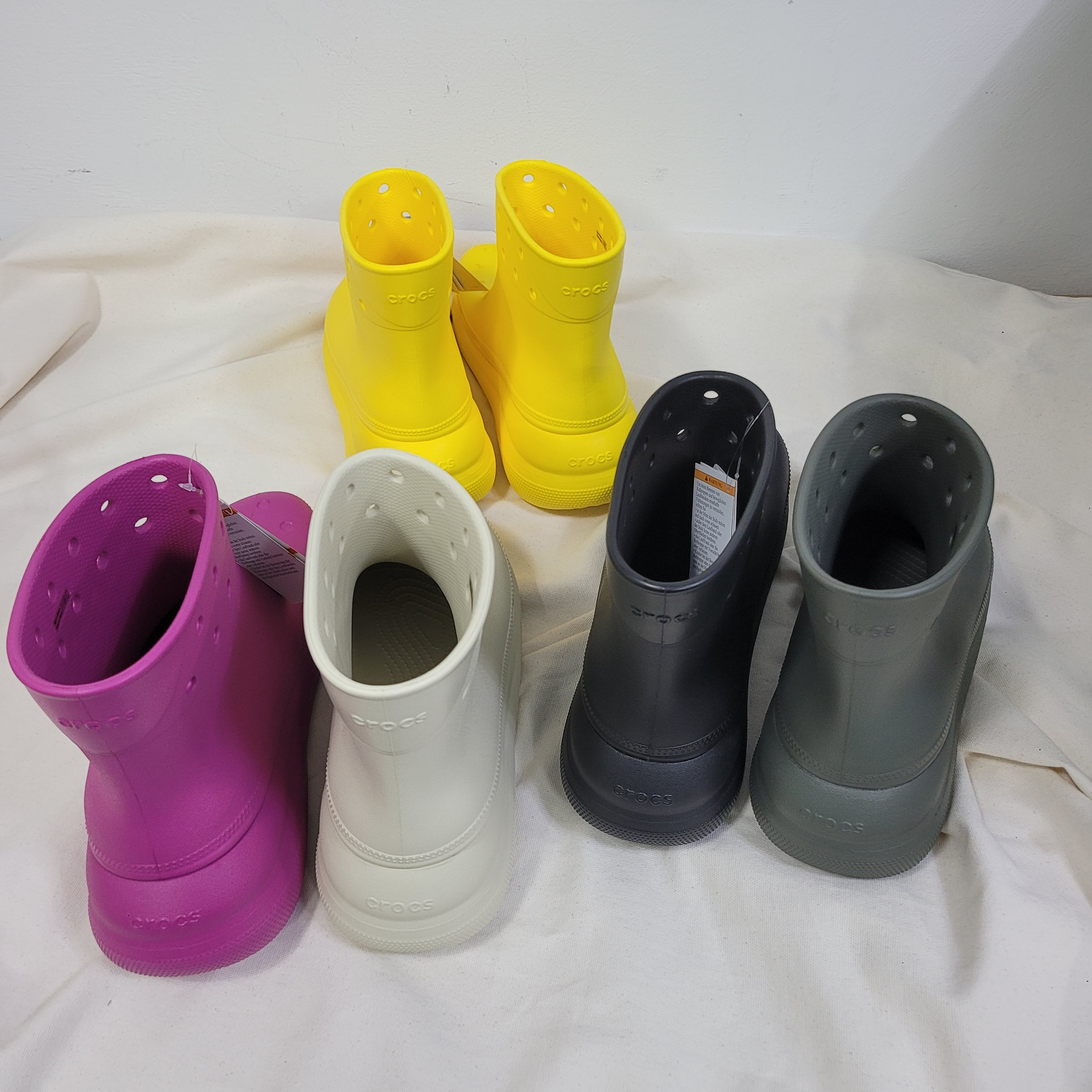 Crocs Classic Crush Boot Black, Crocs Classic Crush Boot Bone 착용 스타일 - 4