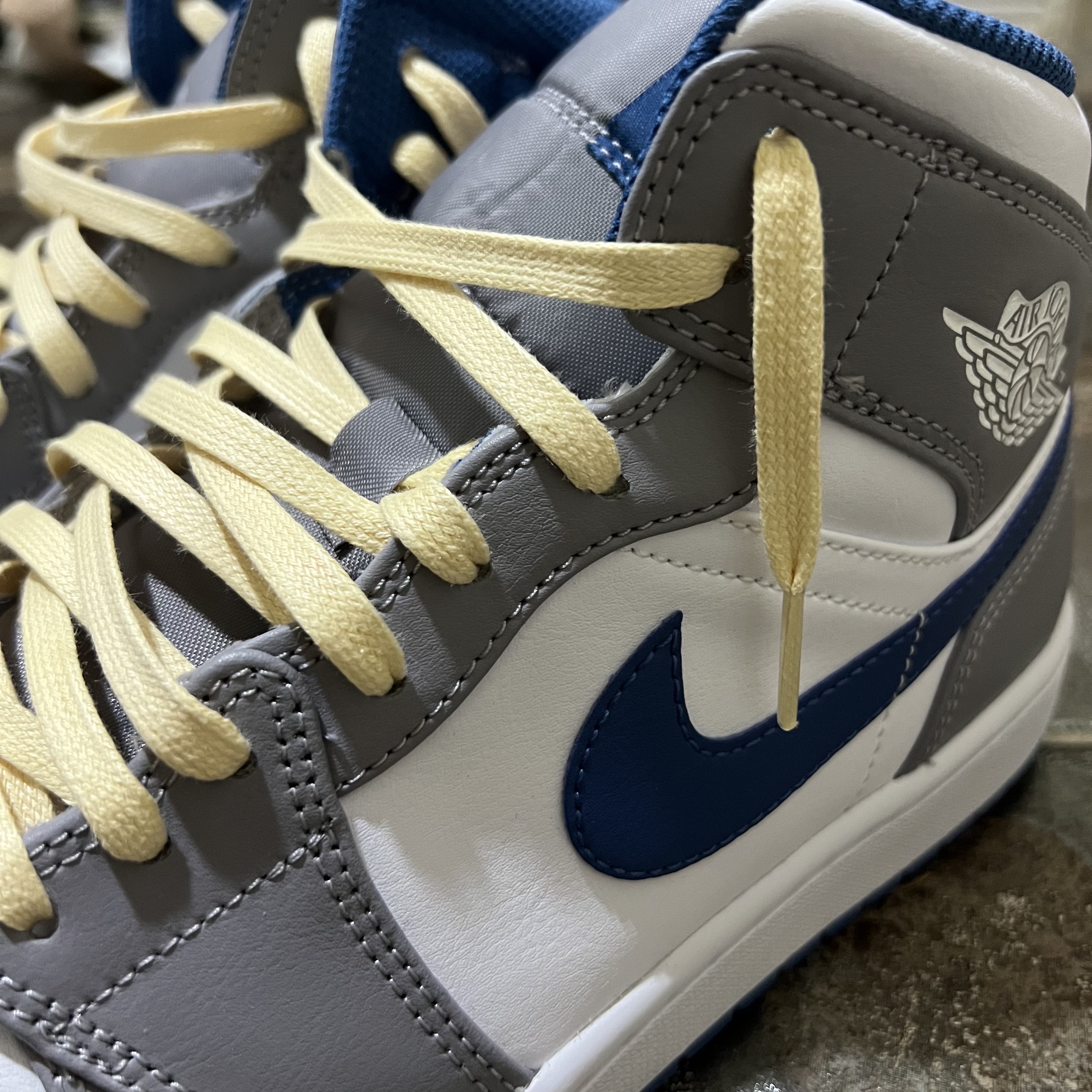 Jordan 1 Mid Cement Grey True Blue 착용 스타일