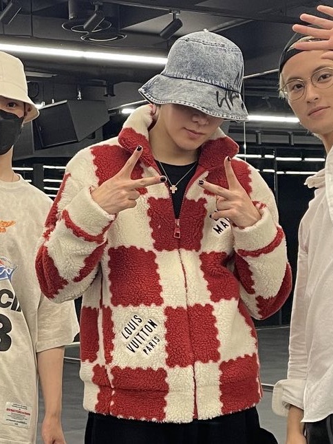 Louis Vuitton x Nigo Jacquard Damier Fleece Blouson Garnet Red 착용 스타일