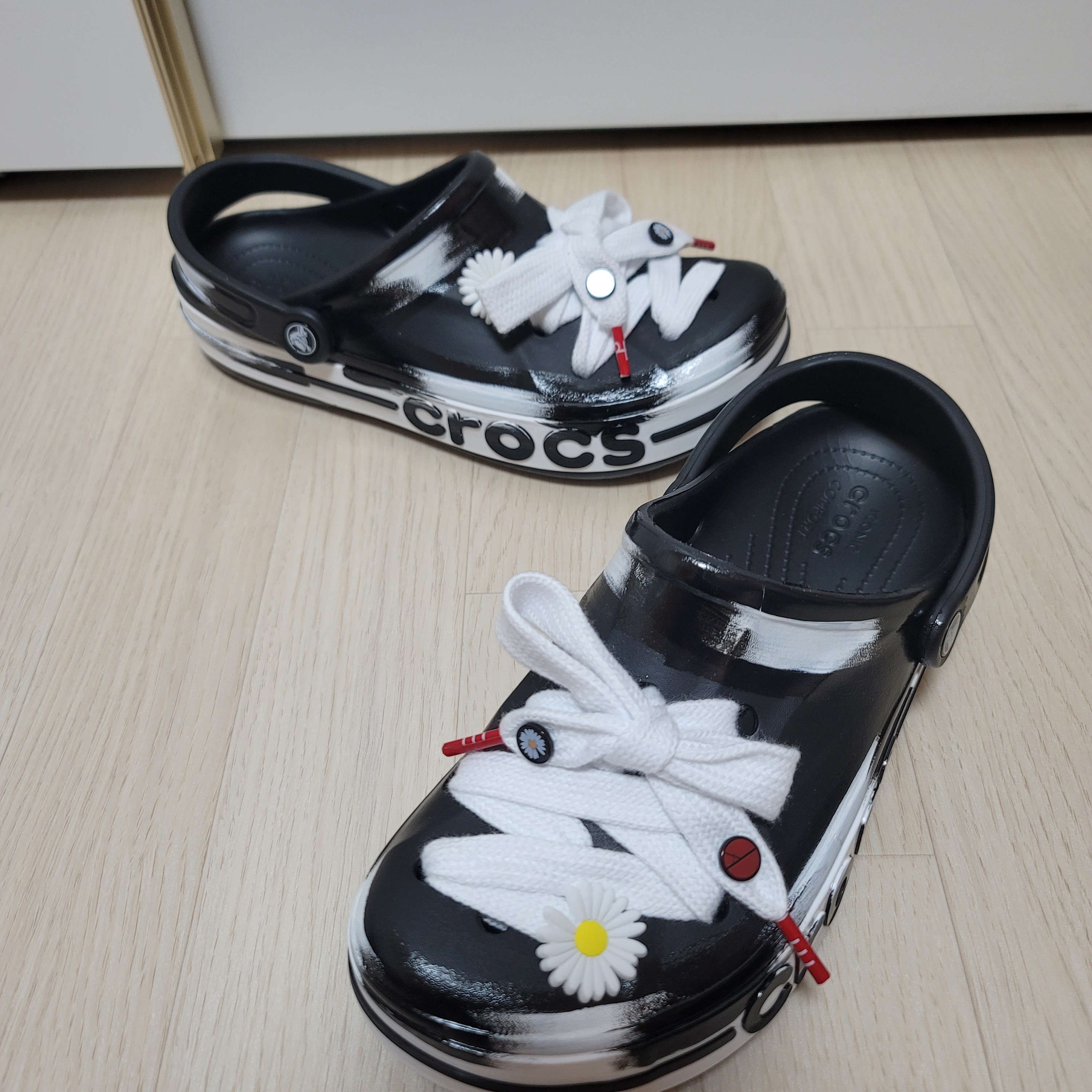 Crocs Bayaband Clog Black White 착용 스타일