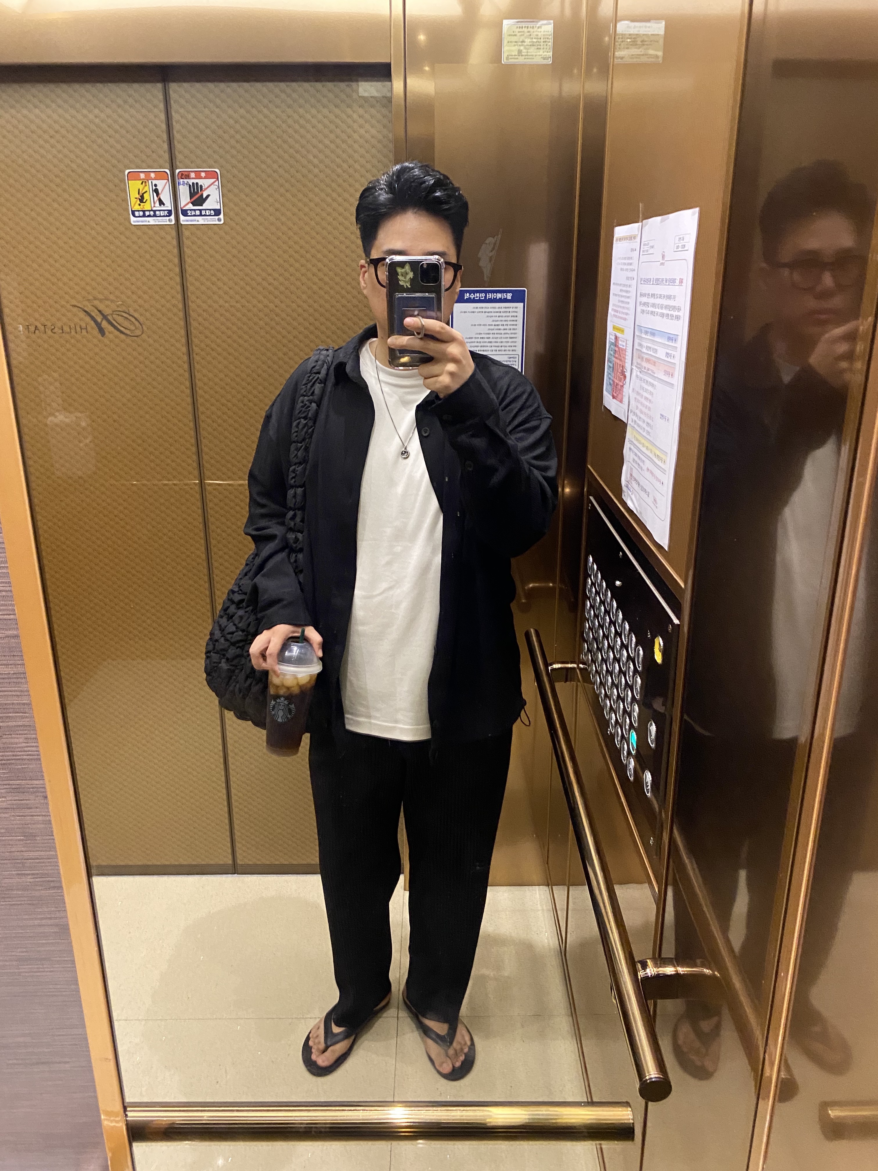 COS Quilted Oversized Shoulder Bag Black 착용 스타일