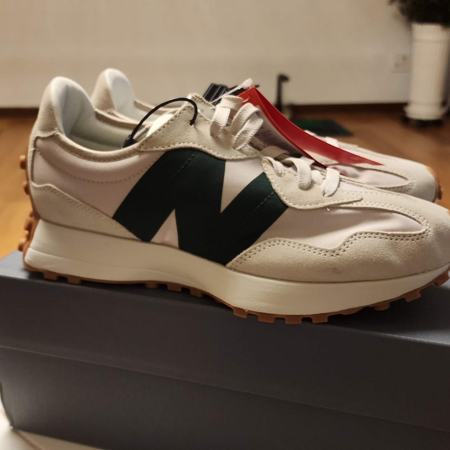 New Balance 327 Timberwolf 착용 스타일 - 1
