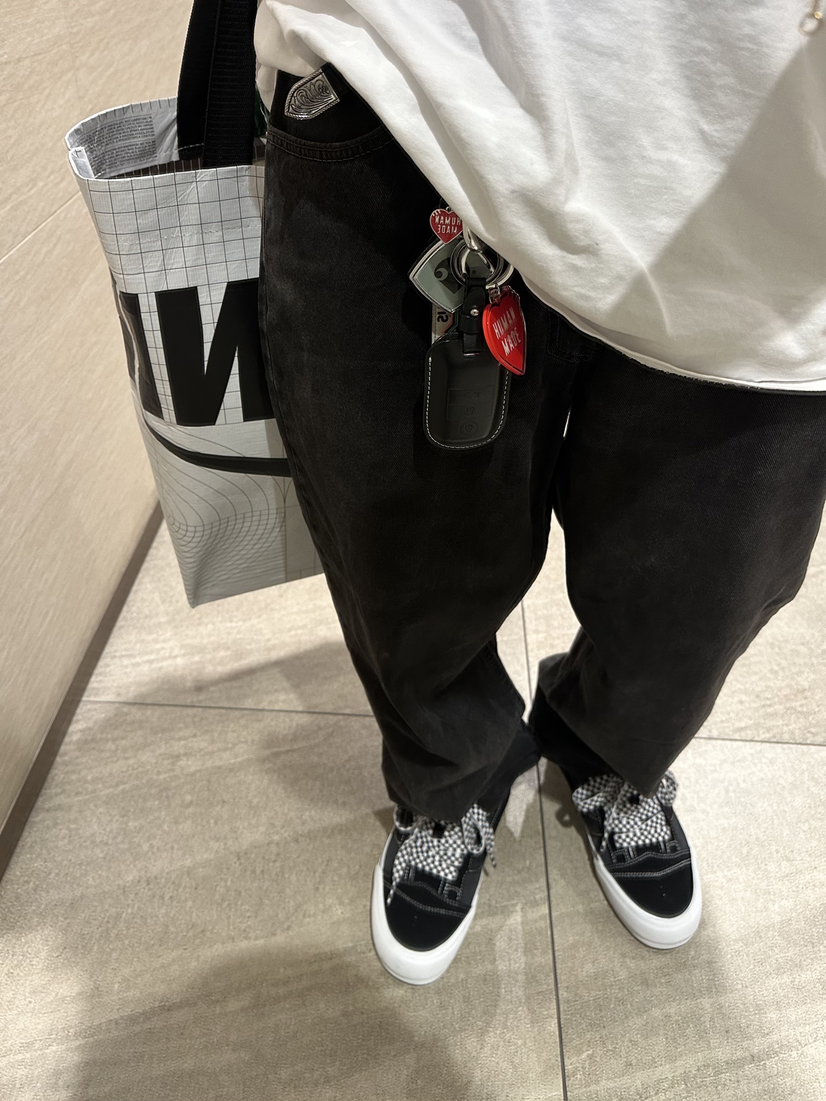 Vans Vault Knu-Skool VLT LX Suede Black, Human Made Heart Keyring Red 착용 스타일 - 2