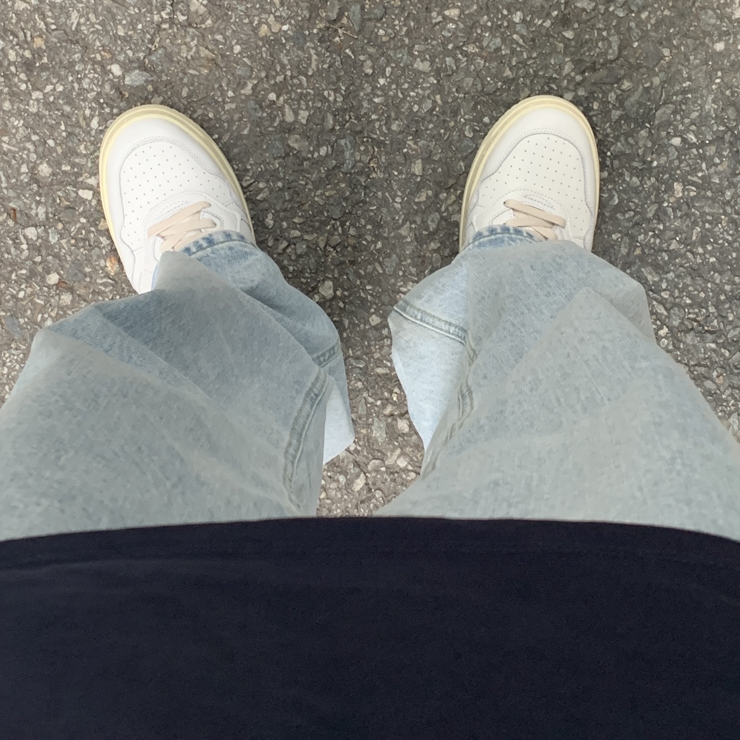 Autry Medalist Low Leather Sneakers White Black 착용 스타일