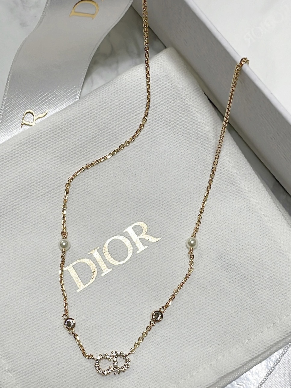 (W) Dior Clair D Lune Necklace Gold Finish Metal White Resin Pearls White Crystals 착용 스타일 - 2