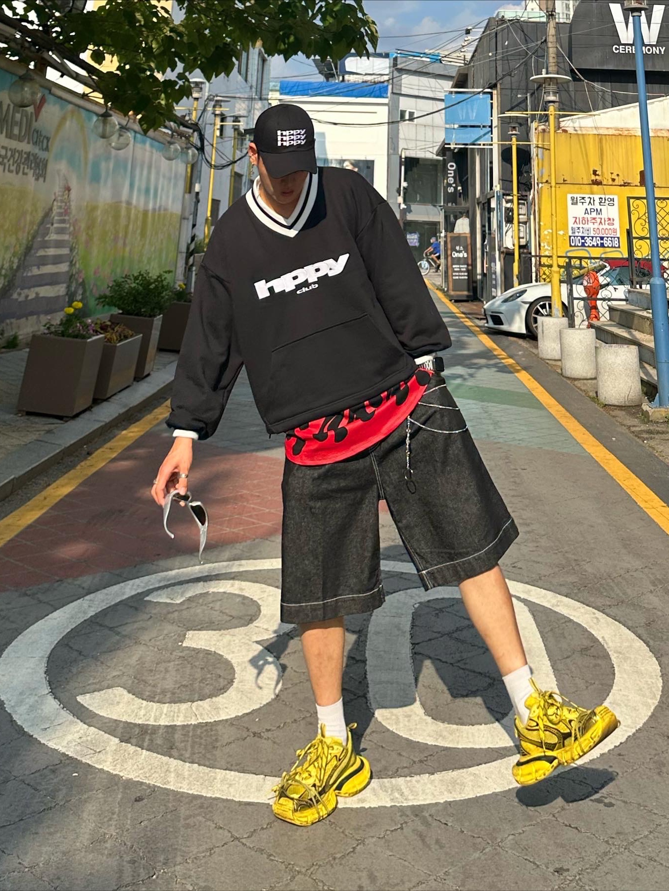 Balenciaga 3XL Sneakers Yellow Black, Balenciaga Swift Oval Sunglasses Silver 착용 스타일 - 1