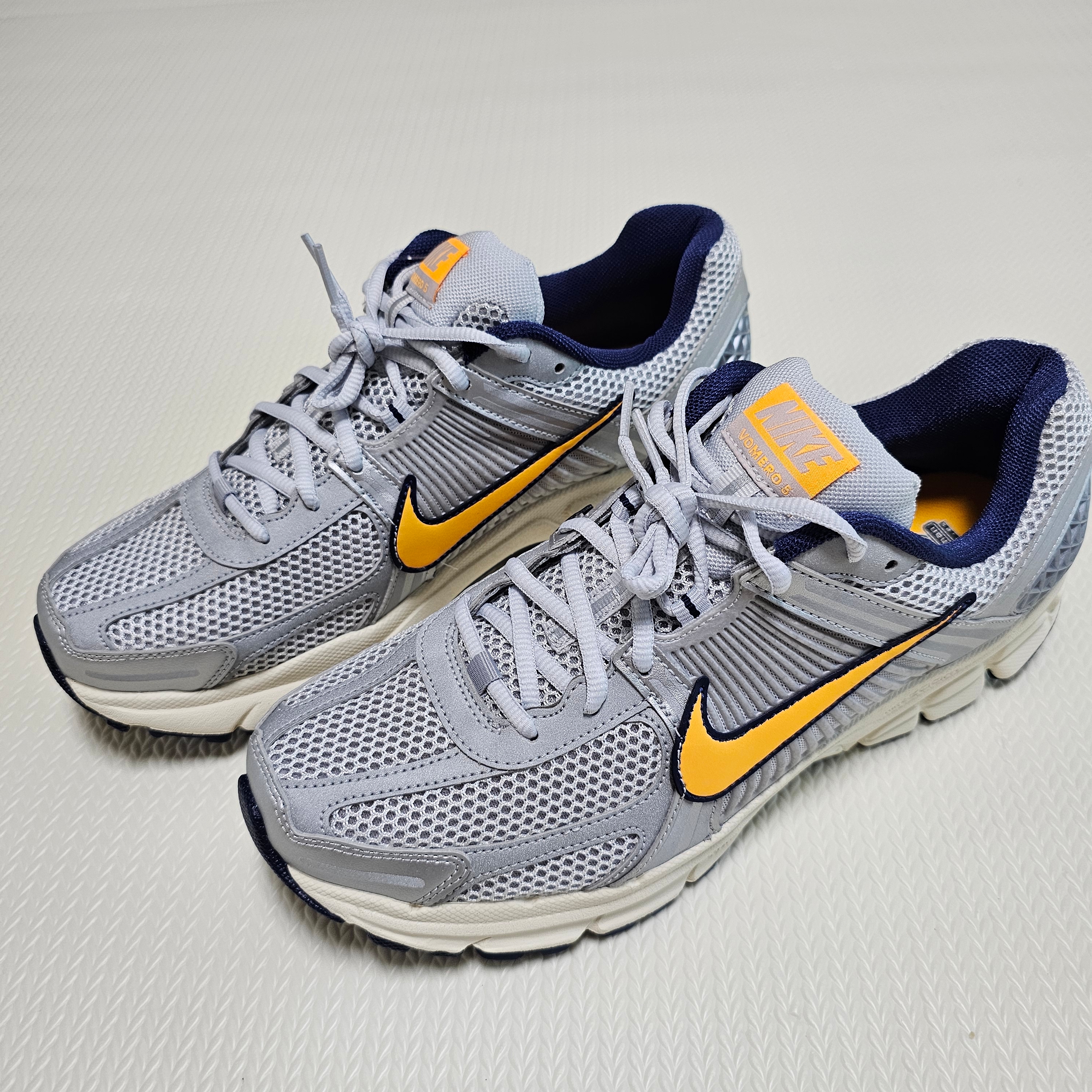 Nike Zoom Vomero 5 Pure Platinum and Laser Orange 착용 스타일