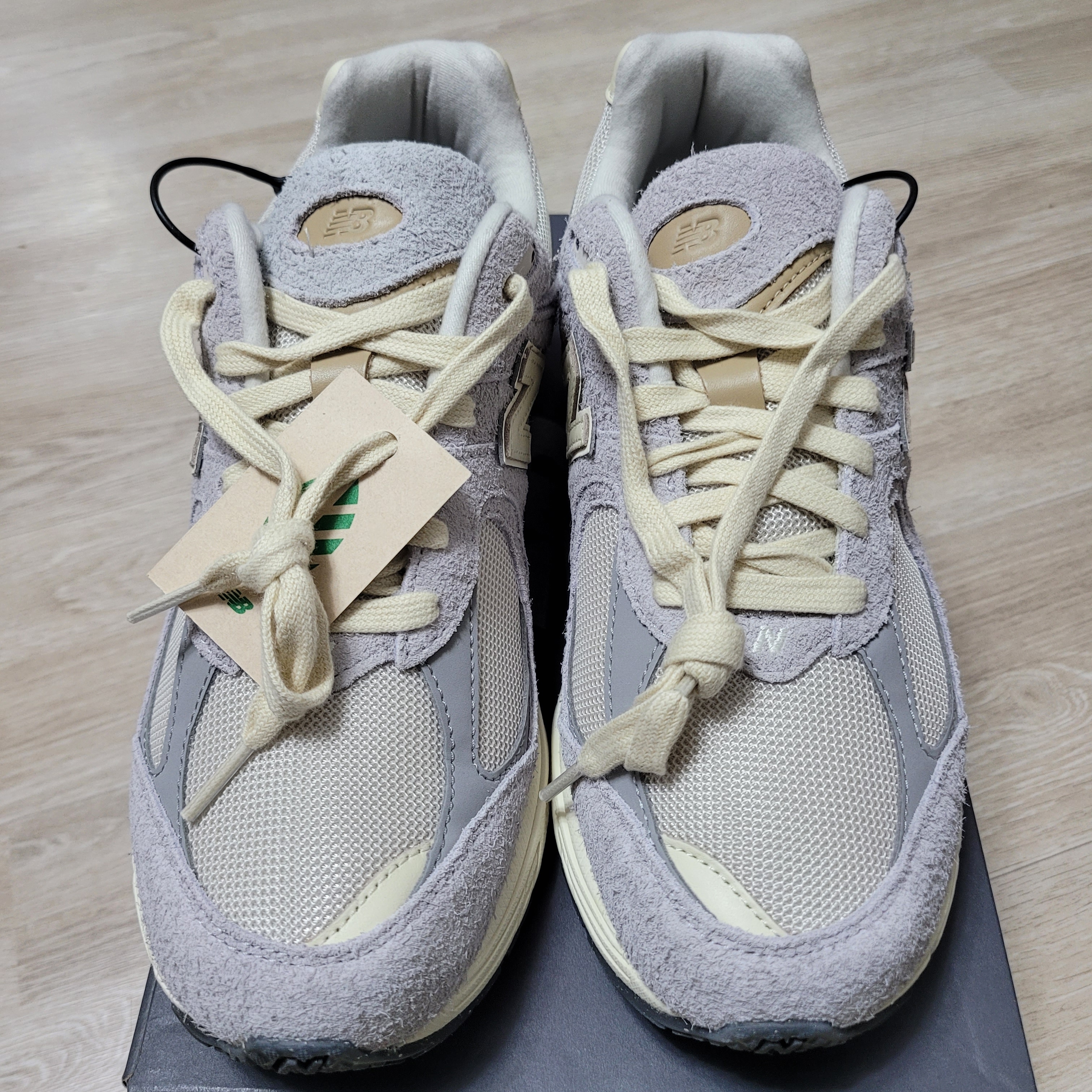 New Balance 2002R Rain Cloud Angora 착용 스타일 - 2