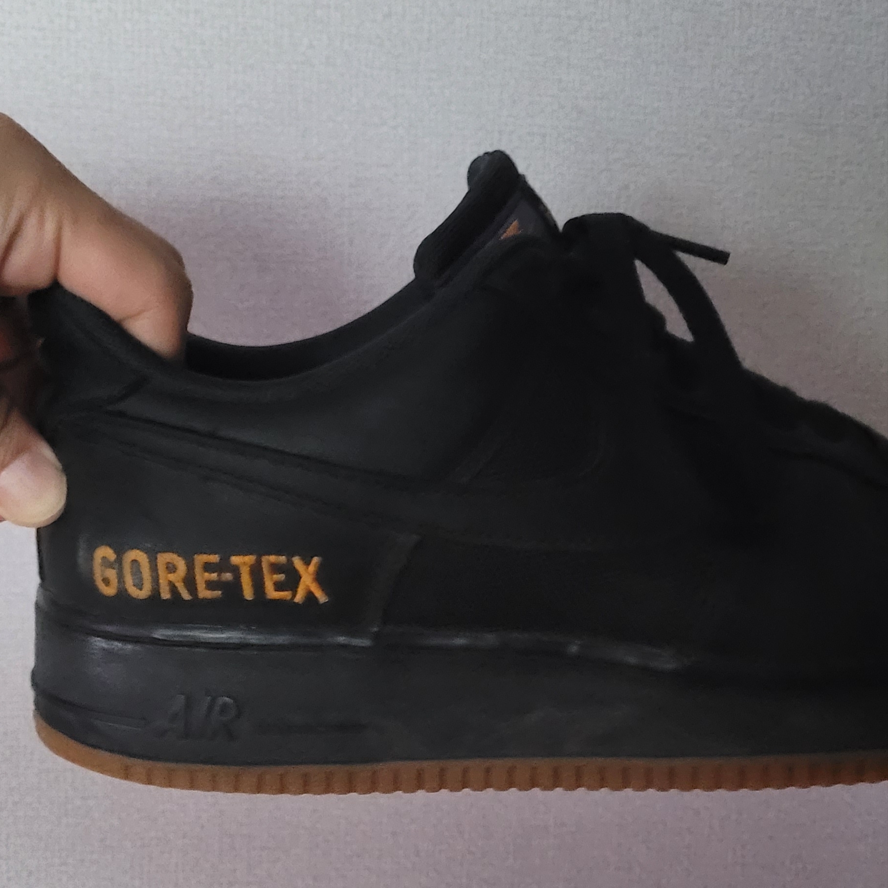 Nike Air Force 1 Low Gore-Tex Black Light Carbon, Nike Air Force 1 Low Gore-Tex Black 착용 스타일 - 2