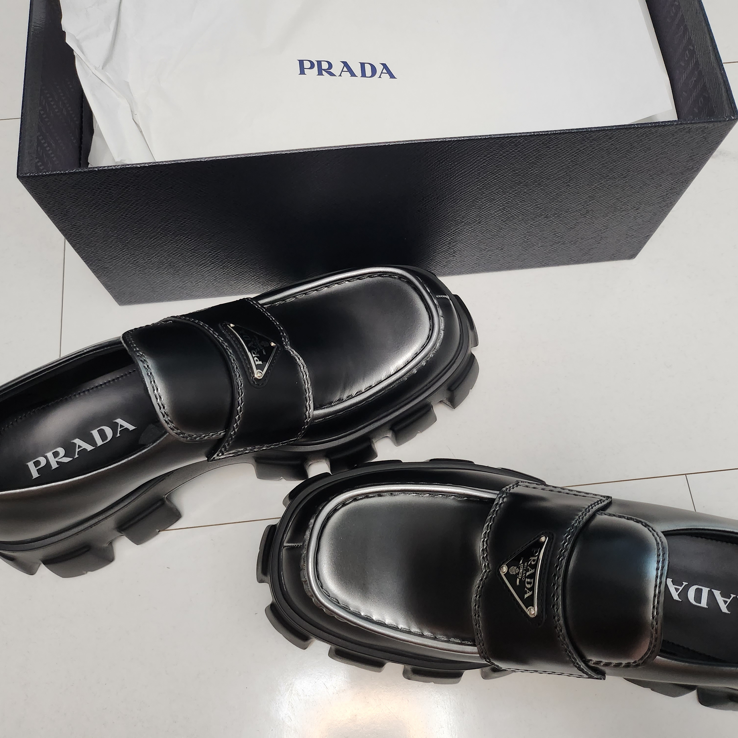 Prada Monolith Nuanced Brushed Leather Loafers Black Silver 착용 스타일 - 2