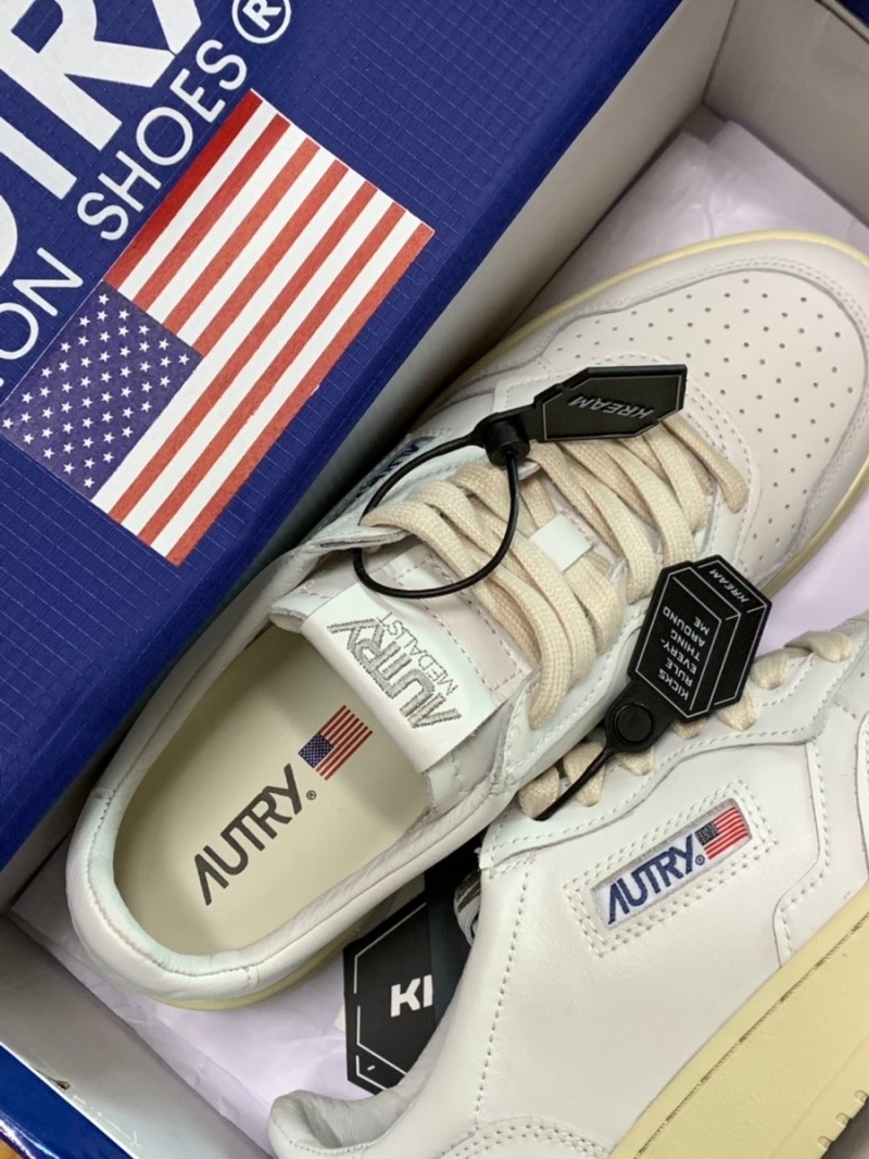 (W) Autry Medalist Low Leather Sneakers White 착용 스타일 - 1