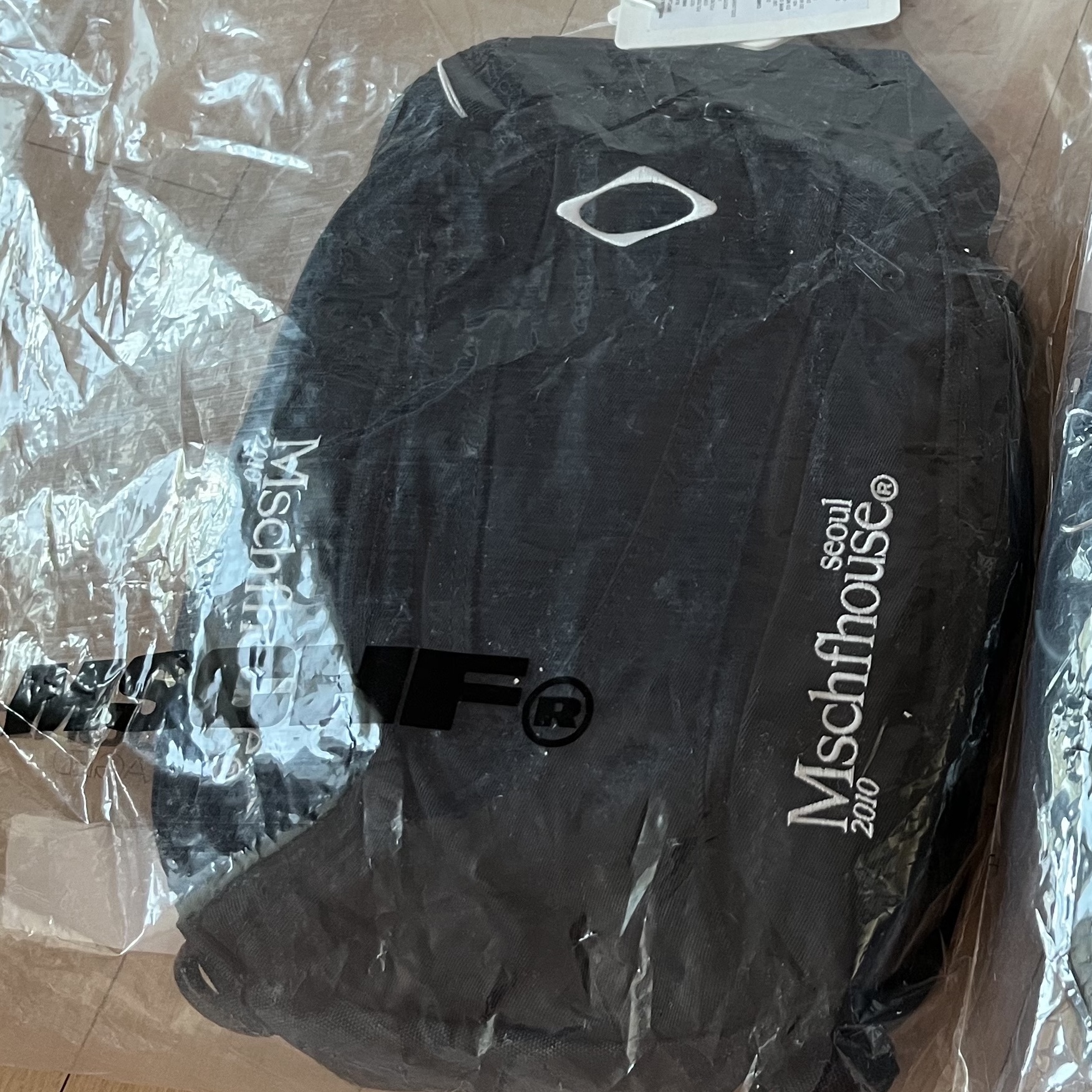 Mischief Rhombus Sling Bag Black 착용 스타일