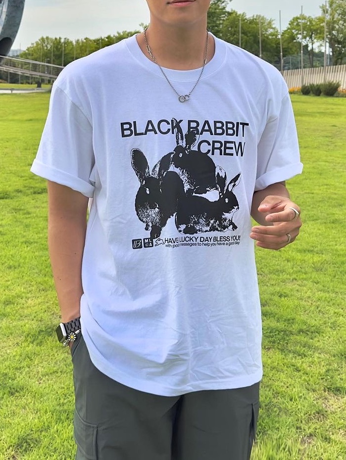 Millo Archive Rabbit Crew T-Shirt Navy 착용 스타일 - 2