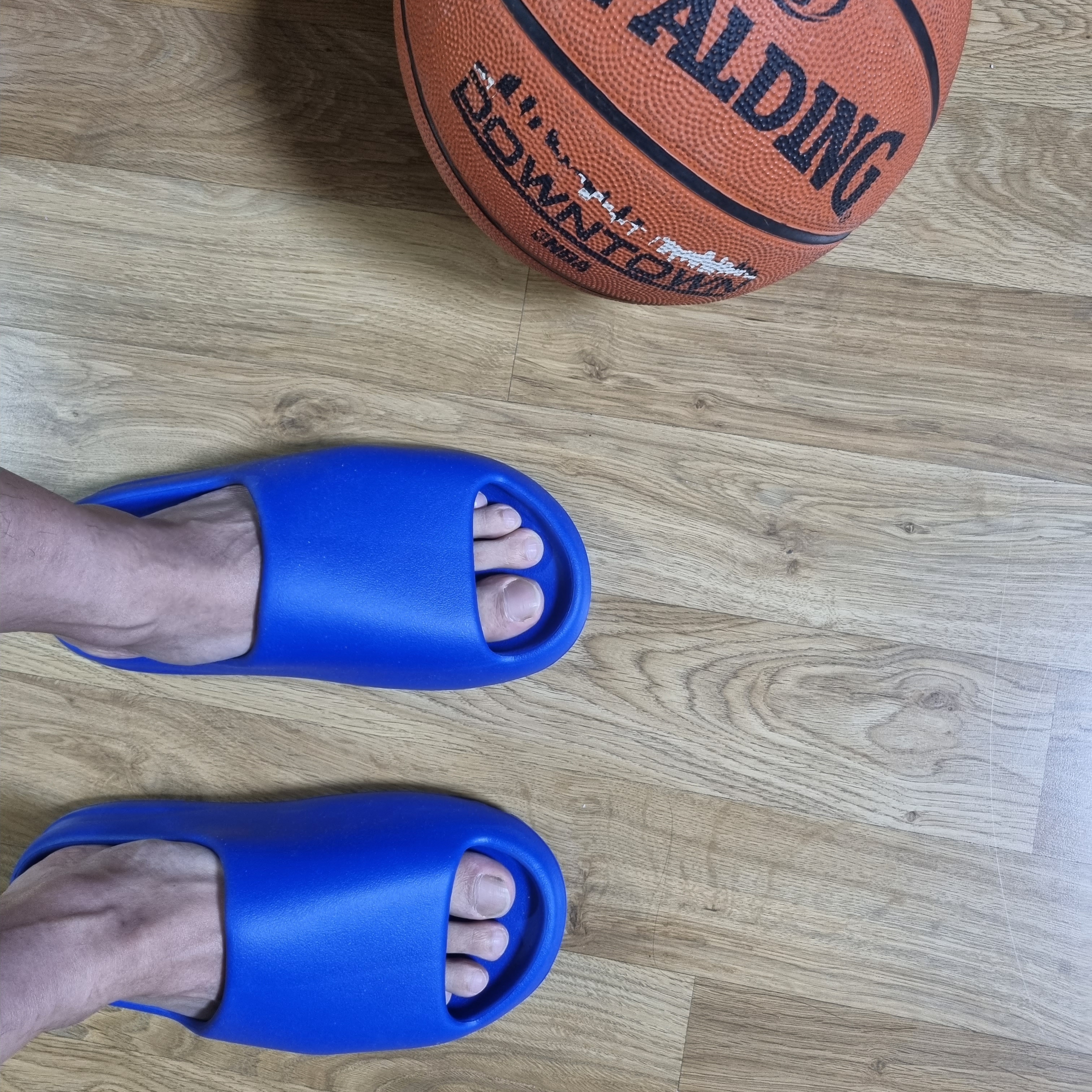 Adidas Yeezy Slide Azure 착용 스타일