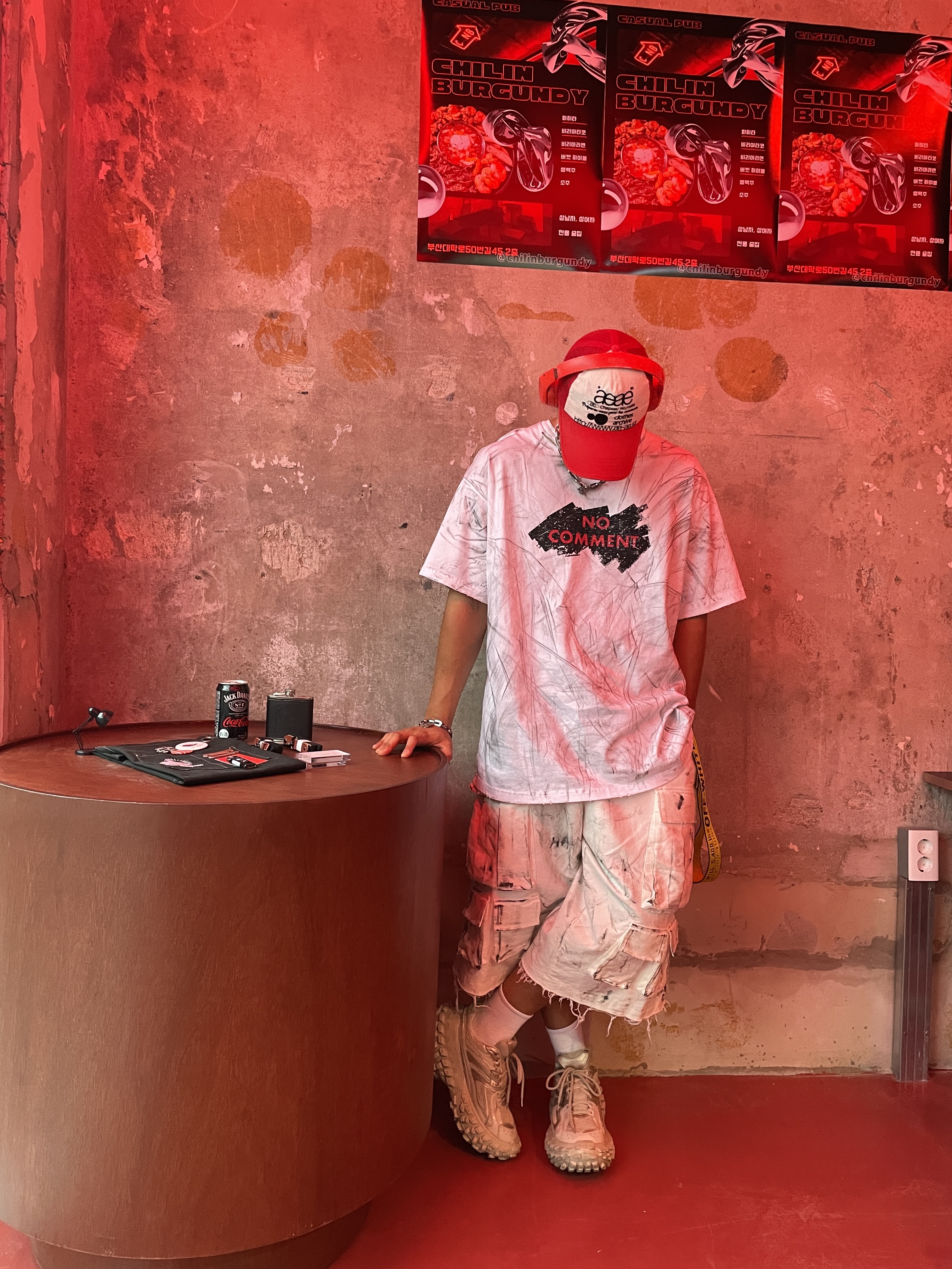 Nos Couleurs Distressed Cargo Shorts White, Nos Couleurs No Comment T-Shirt White 착용 스타일 - 3