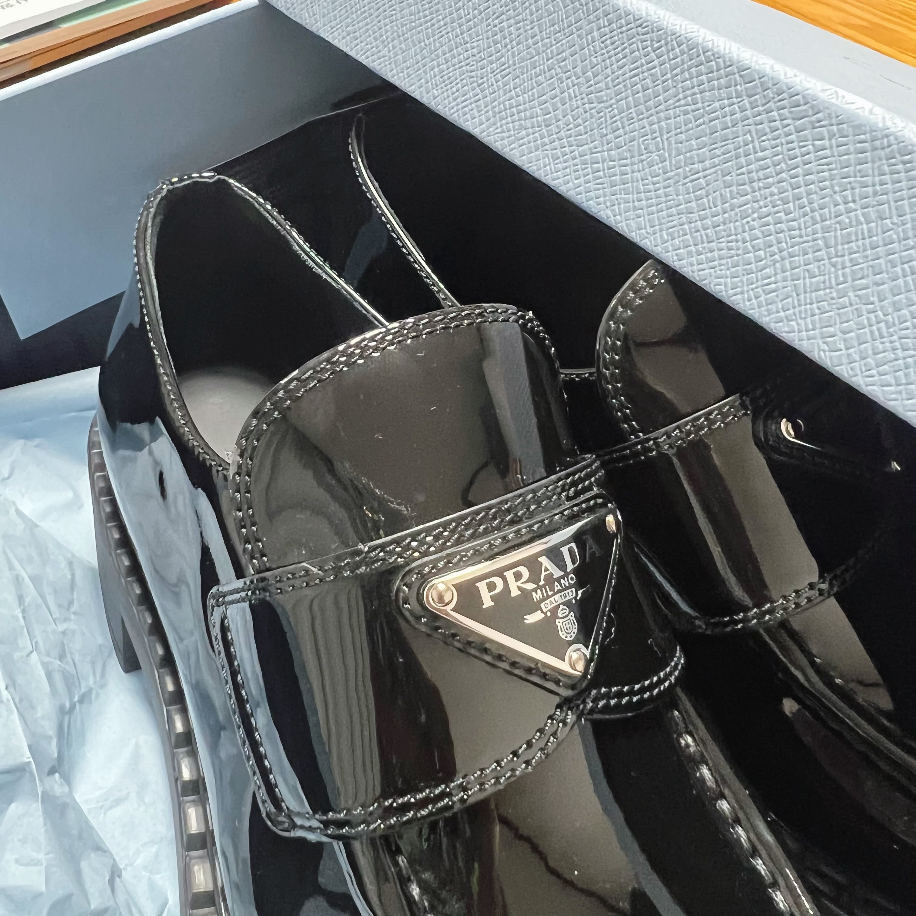 (W) Prada Chocolate Brushed Leather Loafers Black 착용 스타일 - 2
