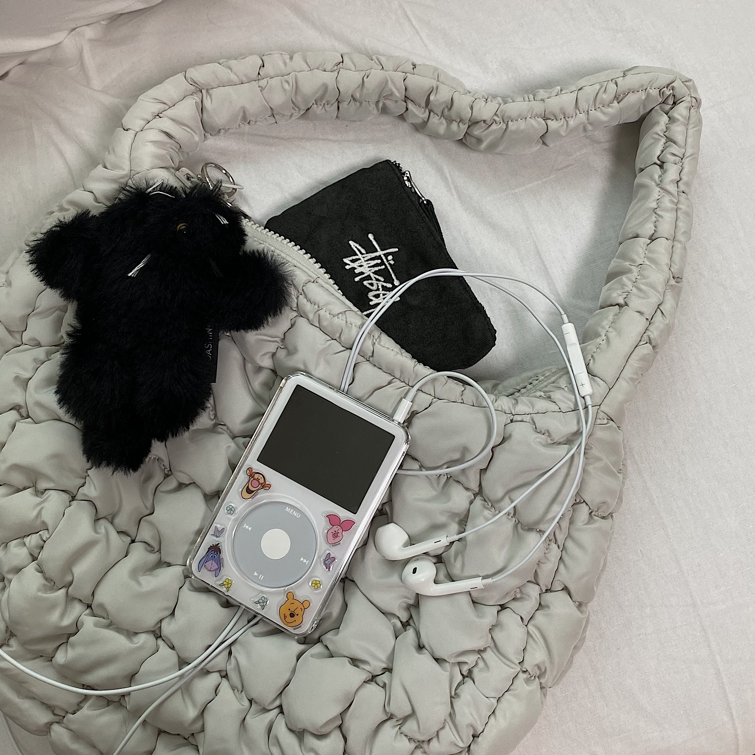 Stussy Canvas Coin Pouch Washed Black, COS Quilted Mini Bag Light Grey 착용 스타일