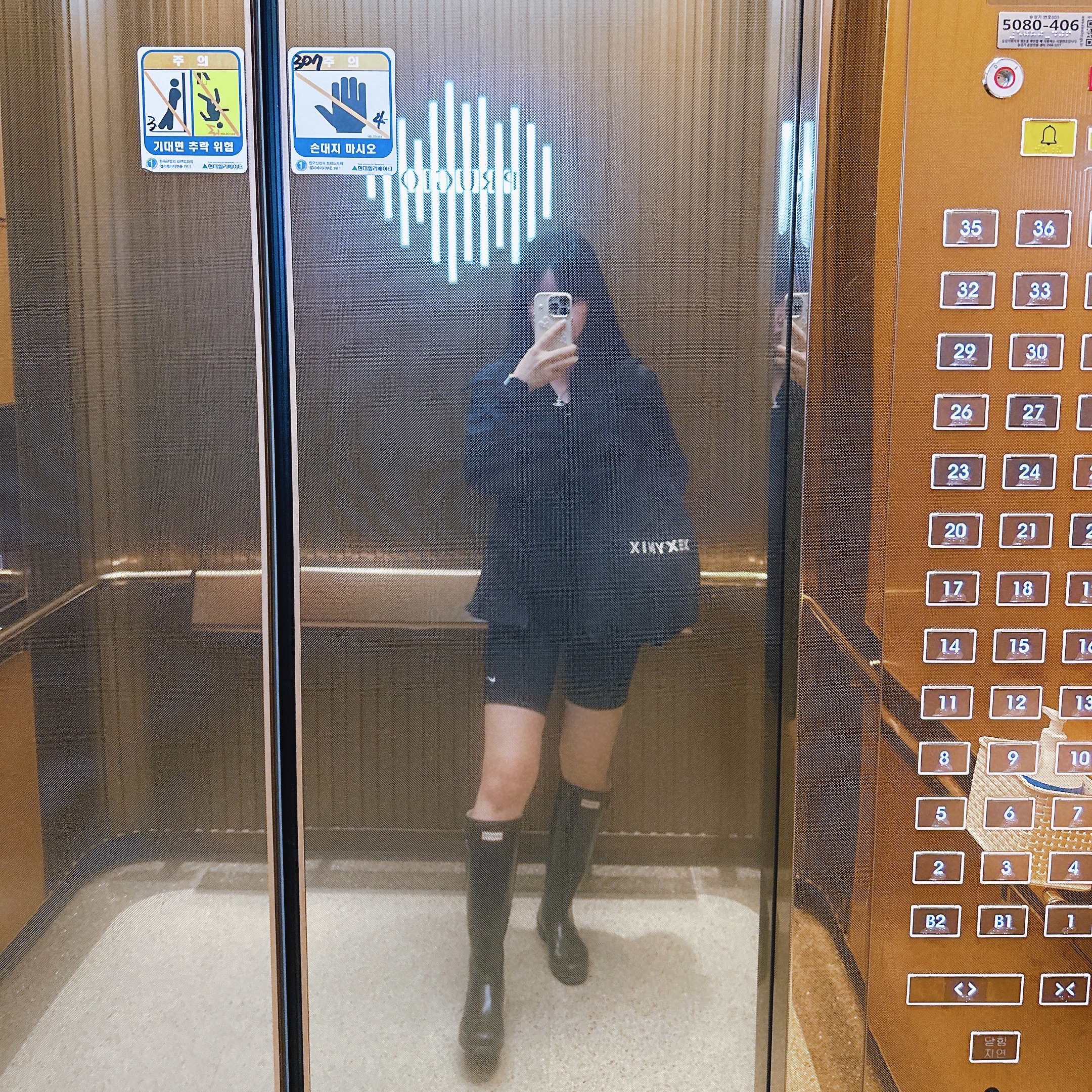 Arc'teryx Squamish Hoody Black, Vivienne Westwood Mayfair Bas Relief Pendant Silver 착용 스타일 - 2