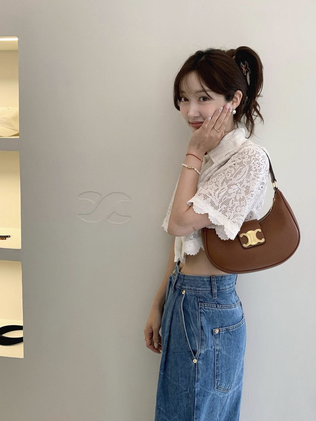 Celine Medium Ava Triomphe Bag in Smooth Calfskin Tan 착용 스타일