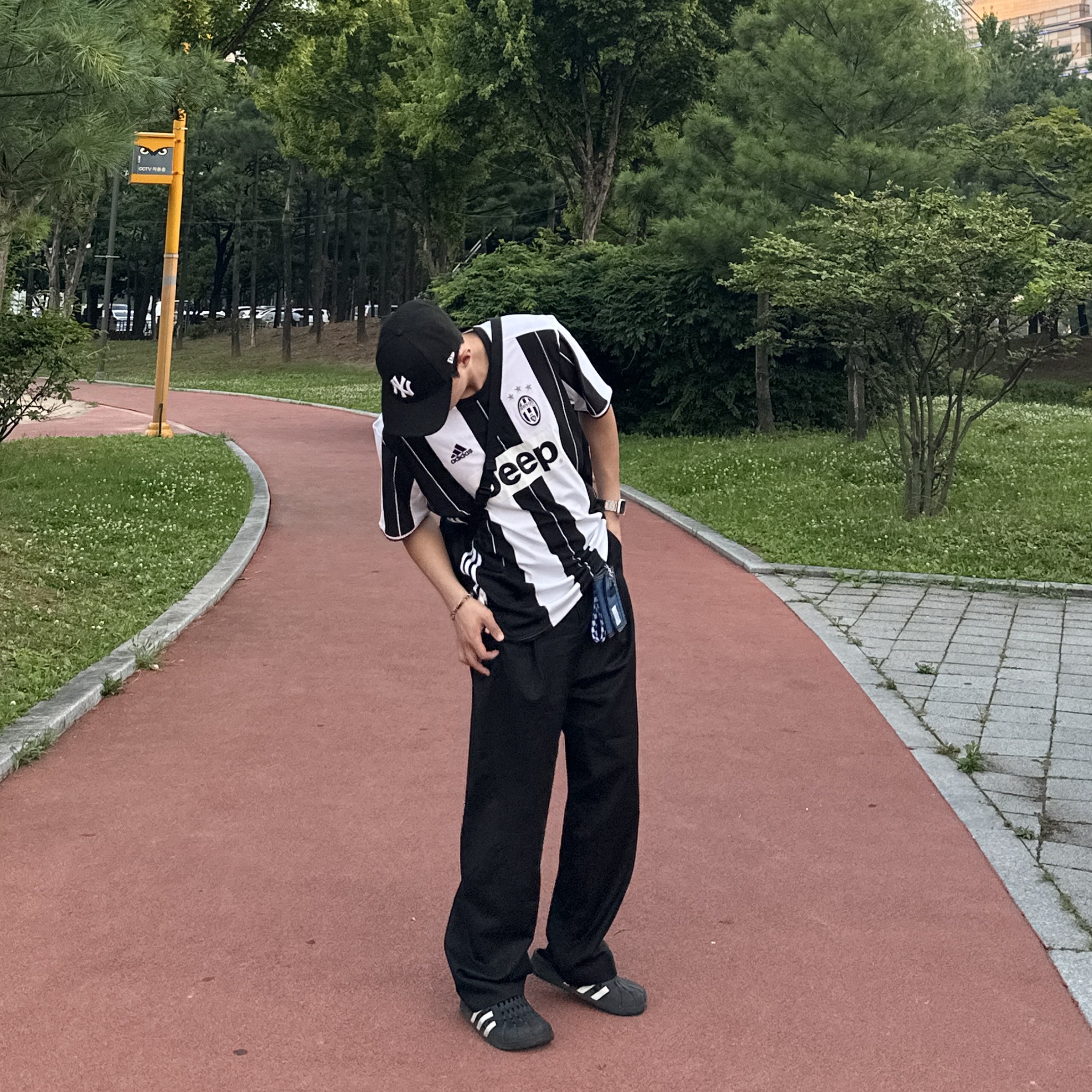 Arc'teryx Mantis 2 Waistpack Black, Adidas Superstar Core Black White 착용 스타일