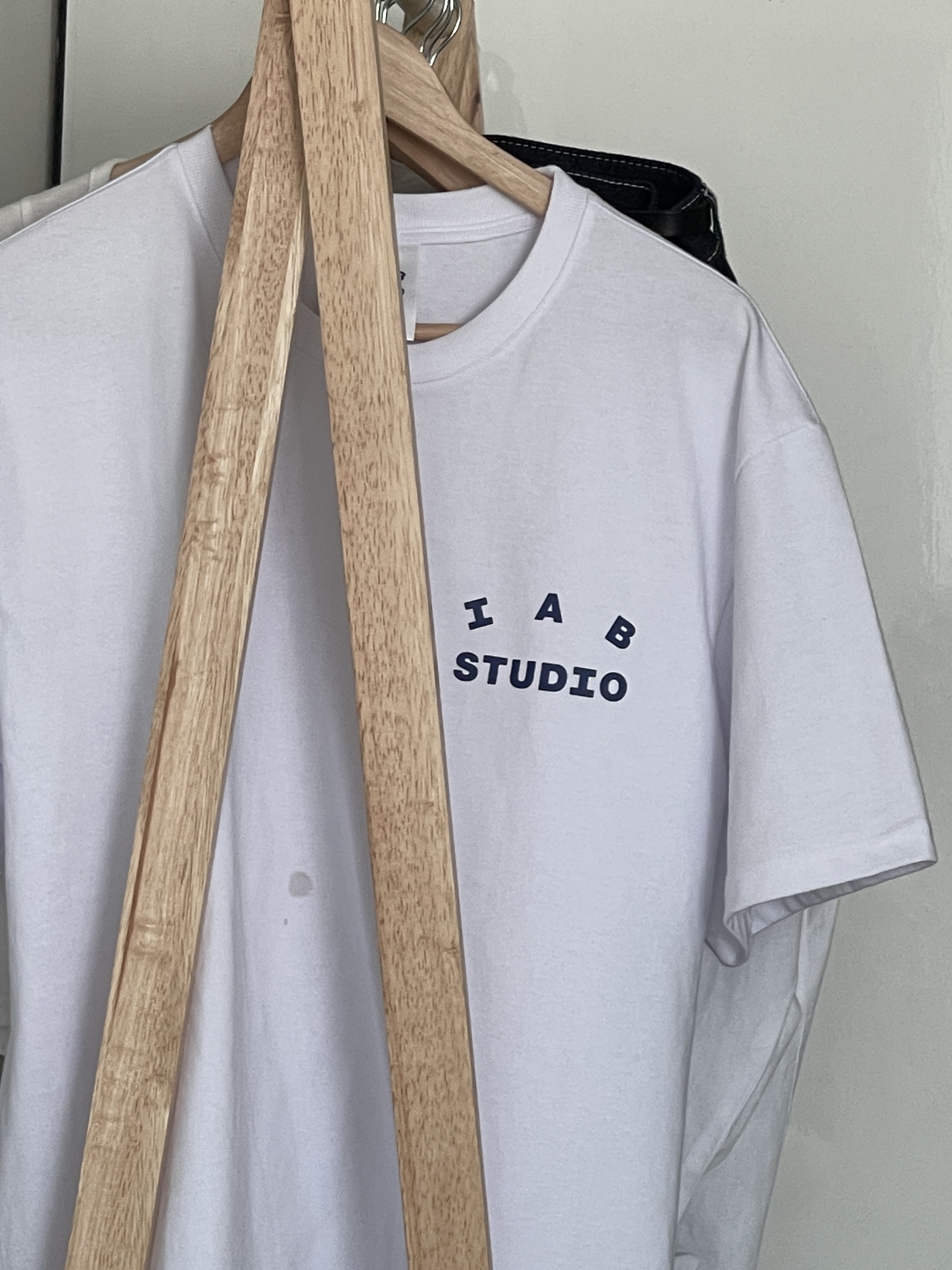 IAB Studio T-Shirt White 착용 스타일 - 2