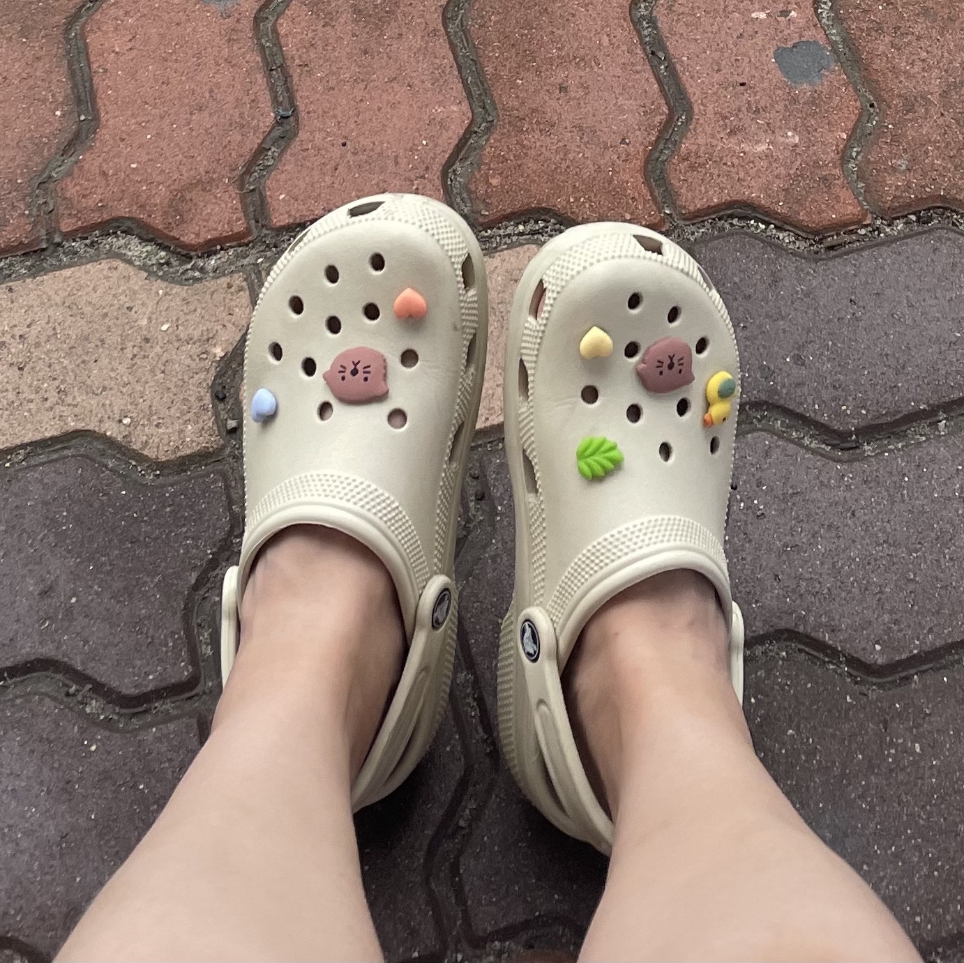 Crocs Classic Clog Bone 착용 스타일