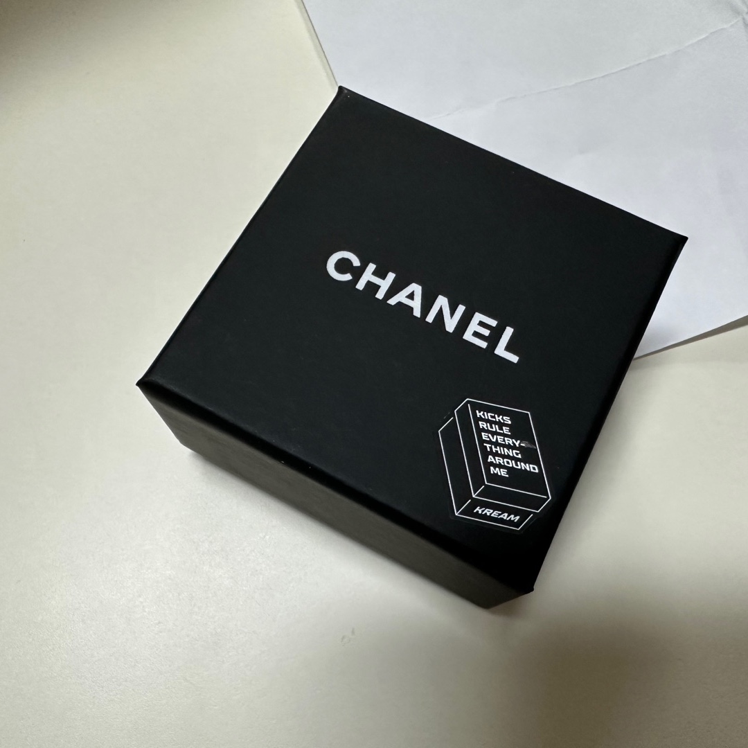 (W) Chanel Stud Earrings Metal & Gold Black 착용 스타일