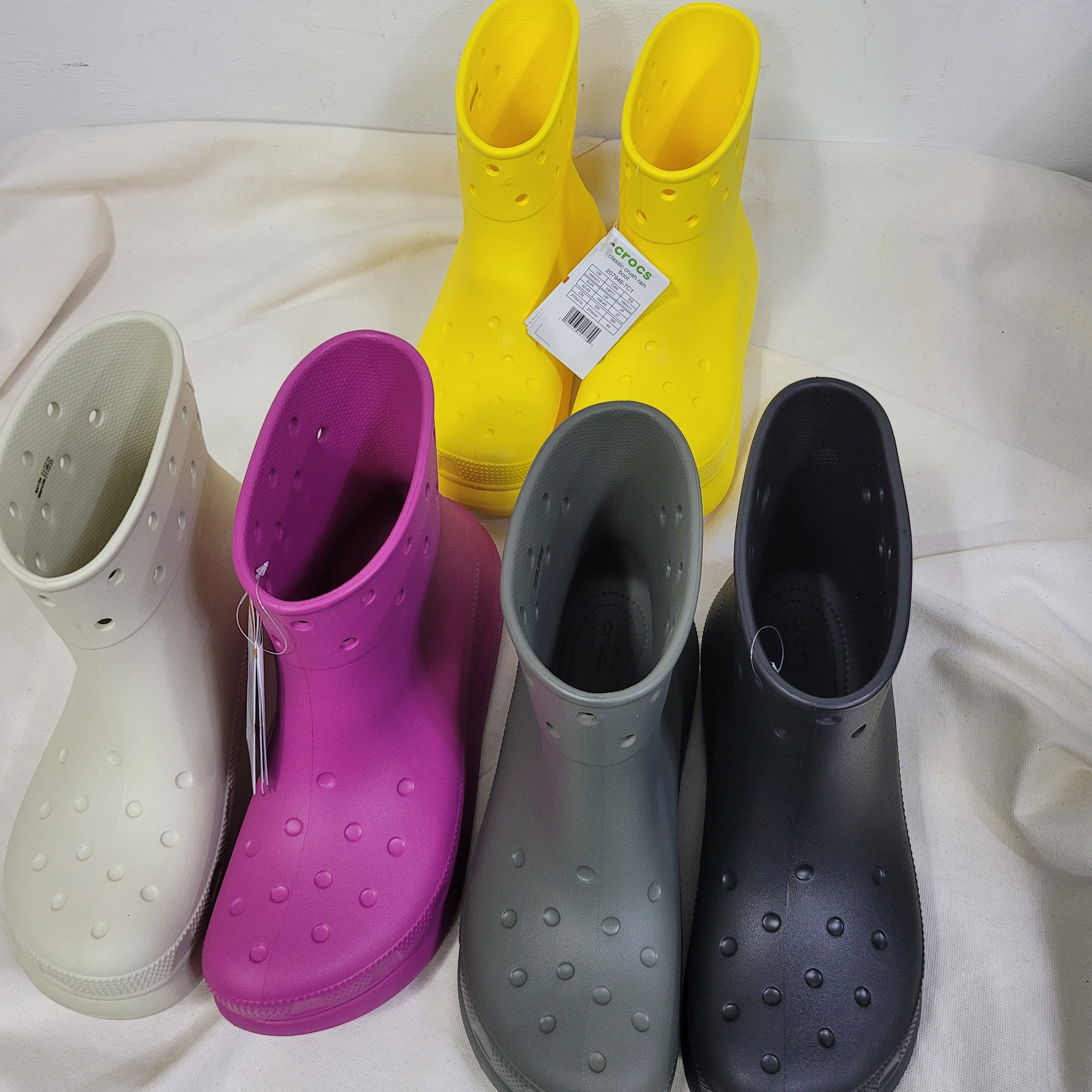 Crocs Classic Crush Boot Black, Crocs Classic Crush Boot Bone 착용 스타일 - 2