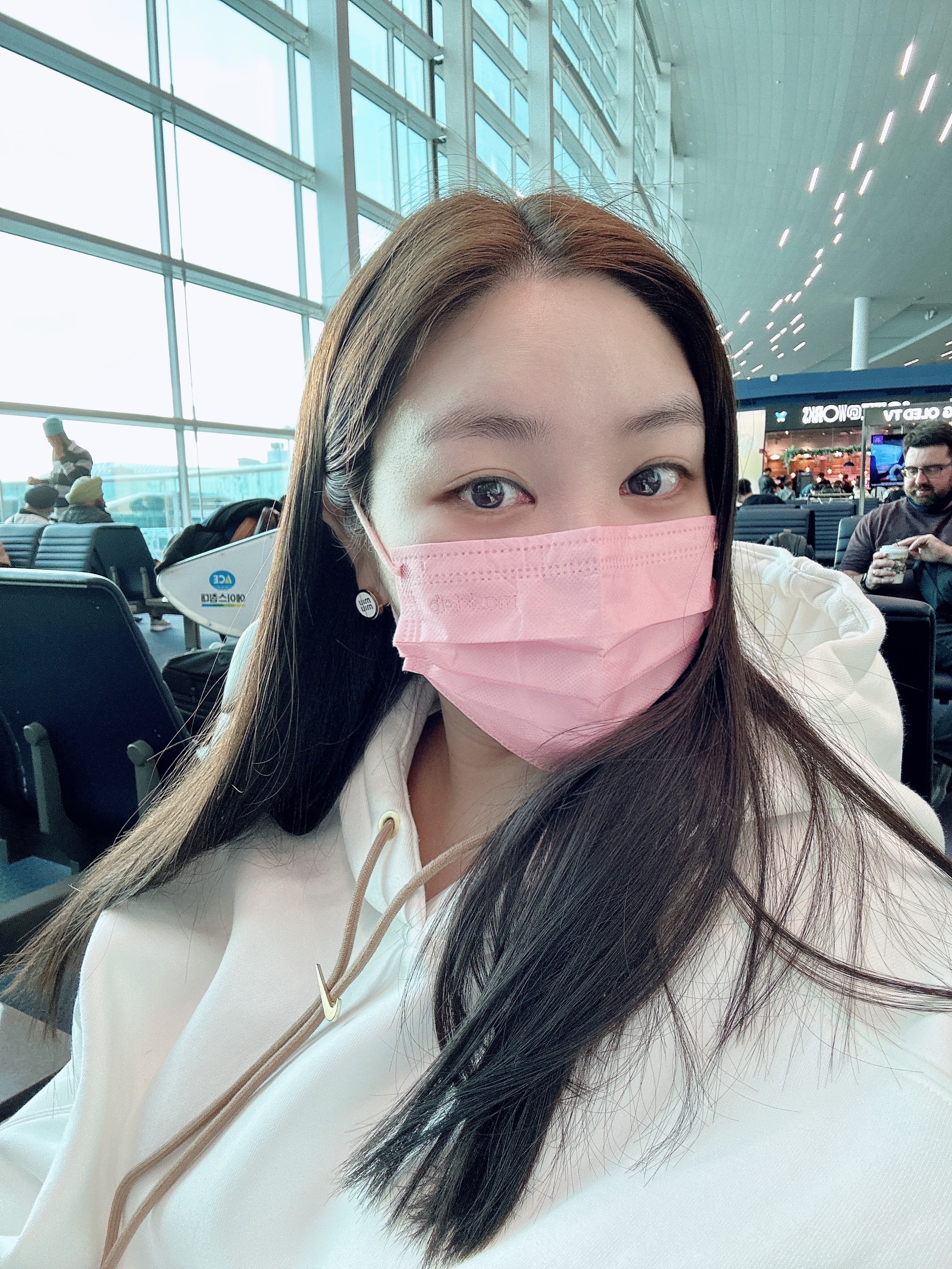 (W) Miu Miu Enameled Metal Earrings White, Nike x Jacquemus NRG Fleece Hoodie Sail - Asia 착용 스타일 - 1