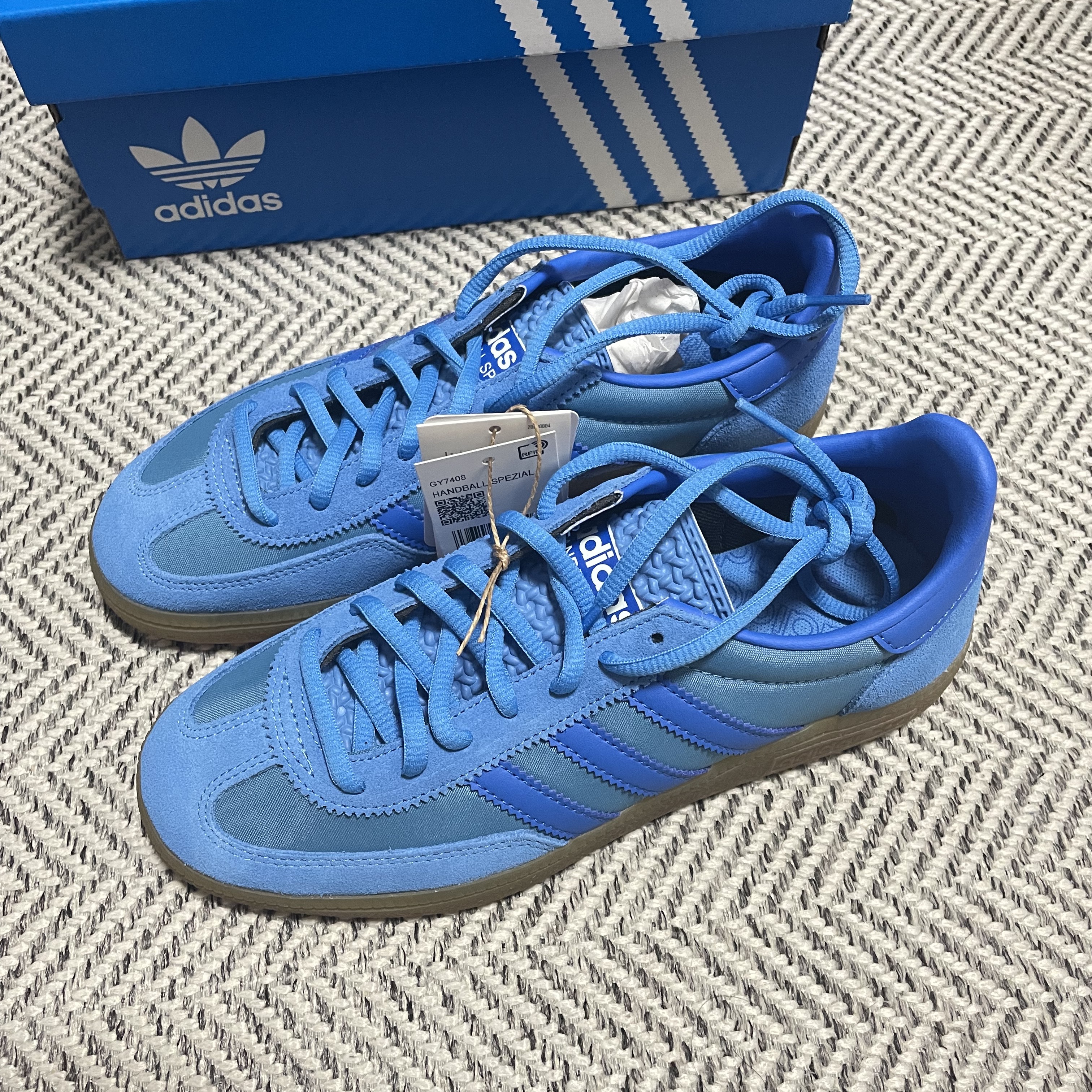 Adidas Spezial Handball Pulse Blue Bright Royal, Adidas Spezial Handball Almost Yellow Bold Gold 착용 스타일 - 3